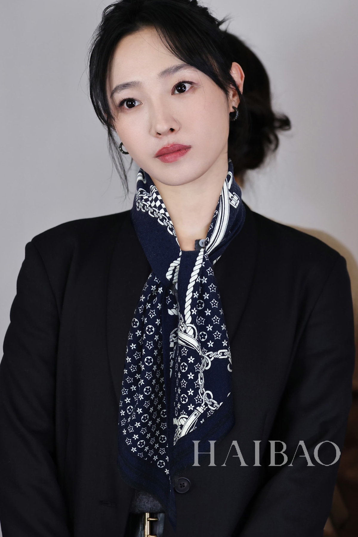 NO:182373,New product Donkey Home [L Sailor Double-sided Large Ribbon] Velvet Double-layer Large Ribbon Autumn Switch the shape at will, small and elegant style 22*160 Gold size High-end and fashionable without being too ostentatious, very design-like!  The new series released this year~ It is really beautiful with such a design!  Must-enter!  The upper body effect is so high-end and elegant!  Higher version scarf, high version scarf, louis vuitton, louis vuitton, gold19860909新品 驴家【L水手双面大飘带】丝绒双层大飘带秋季 随意切换造型 ,小巧又不失优雅的款式 22*160 黄金尺寸 高级时尚又不会过于张扬,很有设计感~气质到骨子里！今年新出的系列~真的被这样的设计美！必入！上身效果简直高级优雅气质到不行！高版本围巾,高版本围巾,louis vuitton,louis vuitton,gold,scarf