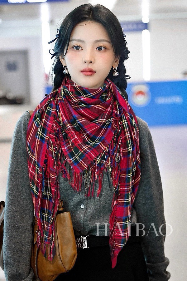 NO:183014,LP top original single [LP plaid tassel square scarf 110] High-end product English classic plaid heavy presentation, unprecedented, pure cashmere, great feel, absolutely another slow-handed style. The craftsmanship uses imported 300 pure cashmeres that are very classy, ​​low-key and small luxury. Size 110*110cm Imported pure cashmere woven with high-version scarf, high-version scarf, loro piana19860909LP极品原单【LP格纹流苏方巾110】高尖端产物英格伦经典格纹重磅呈现 ,绝无仅有 史无前例 纯山羊绒 手感好到爆绝对又是一款手慢无 工艺上采用的是进口300支纯羊绒非常显档次,低调中带着小奢华.尺寸110*110cm 进口纯羊绒织就高版本围巾,高版本围巾,loro piana,scarf