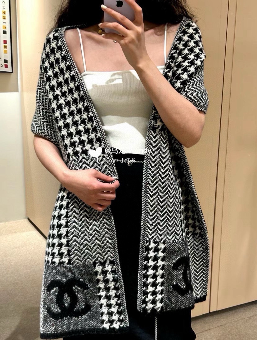 NO:183024,Explosion (Cashmere Quality) FEN/DI [Double F Presbyterian Long Scarf] neutral style, updated simultaneously on the official website, soft, comfortable, luxurious and textured, created by the two-color interwoven jacquard knitting process, simple, generous and fashionable, the real thing is very high-end, can be seen but hard to find, good goods are not waiting for, you can't miss it if you like it!  Size 30X195cm Ingredient cashmere high-version scarf, high-version scarf, fendi19860909爆（羊绒品质） FEN/DI【双F老花长巾】中性款,官网同步更新,手感柔软舒适奢华有质感,由双色交织提花针织工艺打造,简单大方又时尚,实物非常高档,可遇而不可求,好货不等人,喜欢就不能错过哦！尺寸30X195cm 成份羊绒高版本围巾,高版本围巾,fendi,scarf