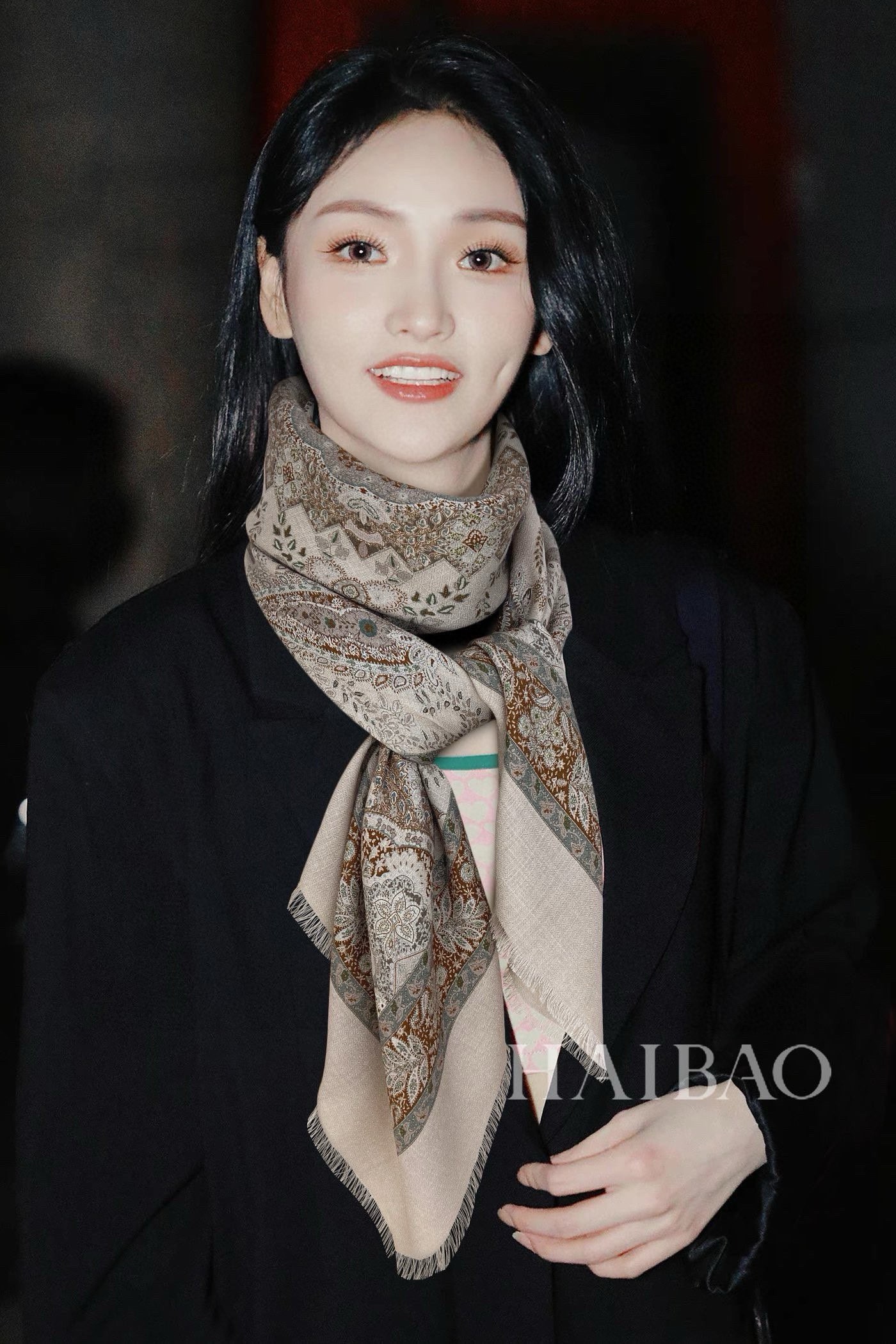 NO:183034,LP Piyana's top original sheet [LP Paisley Pattern Lock Edge 140] (No standard model) Diamond pattern cashmere high-end products are presented with unprecedented pure cashmere. It feels so good that it is definitely another slow-handed one. The craftsmanship uses imported 300 pure plaid cashmere sequins embellishment, which is very classy, ​​low-key and small luxury. Size 140*140cm Imported pure cashmere woven high-version scarf, high-version scarf, loro piana19860909LP皮雅娜极品原单【LP佩斯利花纹锁边140】（无标款）钻石纹羊绒高尖端产物重磅呈现 ,绝无仅有 史无前例 纯山羊绒 手感好到爆绝对又是一款手慢无 工艺上采用的是进口300支纯格纹羊绒亮片点缀,非常显档次,低调中带着小奢华.尺寸140*140cm 进口纯羊绒织就高版本围巾,高版本围巾,loro piana,scarf