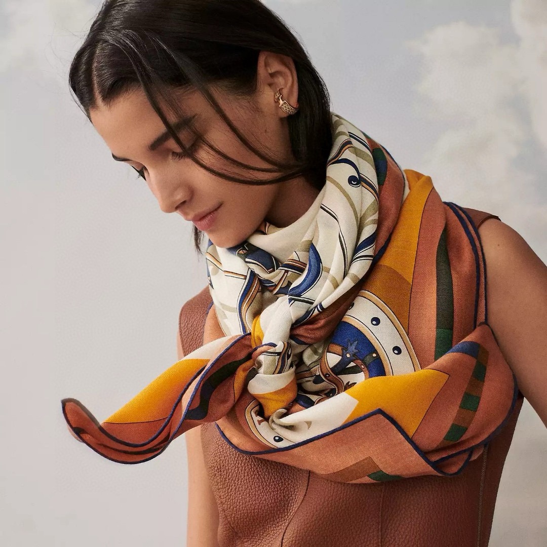 NO:183047,I bought a new cashmere model and said it was good to look recommended [Balanced Horse Carriage Cashmere 140] Cashmere square scarf, top-level craftsmanship and value Hermes counter hot products are three-dimensional presentation patterns and patterns, physical grades, and high-end special craftsmanship and high-end research and development are amazingly launched. Special cutting-edge technology processing is loved by Bai Fumei. Whether it is quality, style, price, they scream, super high cost performance, absolutely worth buying. Size 140cm*140cm, 70 cashmere silk high-version scarf, high-version scarf, hermes, real silk19860909羊绒新款买了都说好看推荐【平衡马车羊绒140】羊绒方巾,顶级工艺超值爱马仕专柜爆款立体呈现图案纹路实物档次极高特殊工艺高端研发惊艳问世特殊尖端工艺处理受到白富美的喜欢 无论是品质 款式 价格都令大牌控的她们尖叫 超高性价比 绝对值得入手尺寸140cm*140cm,70羊绒真丝高版本围巾,高版本围巾,hermes,real silk,scarf