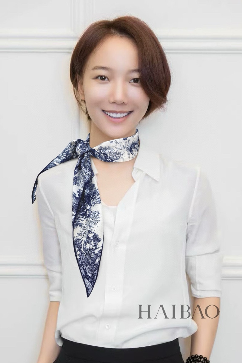 NO:183052,Shop the new D home [D Zoo cashmere diamond scarf]!  With exquisite handmade rolls!  Multifunctional accessories!  Bright colors, elegant and casual style, capture the inspiration of a moment and integrate it into the work, bringing the meaning of beauty to the extreme. Ingredients 30 silk 70 cotton wool, specifications 34*107~high-end scarf, high-end scarf, dior, real silk19860909上新D家【D动物园羊绒菱形巾】！配精致手工卷！多功能配饰！色彩明丽,格调高雅而随性,捕捉一瞬间的灵感融入作品之中,将美的含义发挥到极致.成份30真丝70棉羊毛,规格34*107～高版本围巾,高版本围巾,dior,real silk,scarf