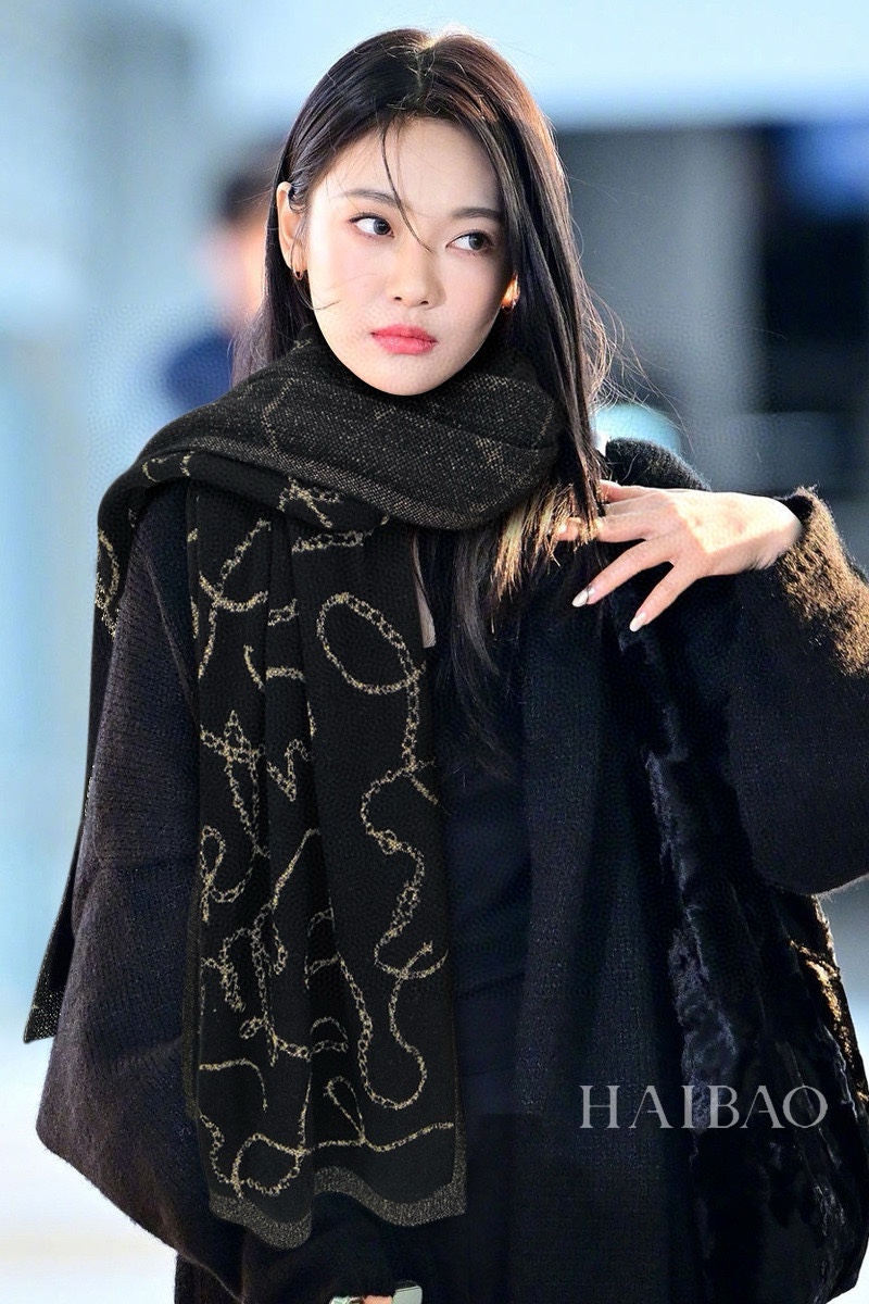 NO:183058,The popular product is released and the top original list is a beautiful item. Selin [CL gold wire chain double-sided shawl] top high-end goods [absolutely worth collecting] beautiful and versatile counter limited edition. It is difficult to order top pure cashmere even if you are rich. The quality of gold wire jacquard is excellent and you are given to others for your own use. The absolute high-end exclusive real-life shooting!  What you see and get, the color is super positive and the top quality goods are not waiting for anyone, special channels sell goods with one less and one absolutely top quality goods, any detail is the rhythm of the counter 62*195 top imported cashmere, heavy recommendation high-version scarf, high-version scarf, christian louboutin, celine, shawls19860909爆款出啦手慢抢顶级原单旷世绝美物,赛琳【CL金线链条双面披肩】顶级高端货【绝对值得珍藏】绝美百搭款专柜限量哦有钱都很难订到顶级纯山羊绒,金线提花品质上乘送人自用绝对高大上独家实物拍摄！所见所得,颜色超正顶级好货不等人,特殊渠道货卖一个少一个绝对的顶级好货,任何一个细节都是专柜的节奏62*195顶级进口客供山羊绒重磅推荐高版本围巾,高版本围巾,christian louboutin,celine,shawls,scarf