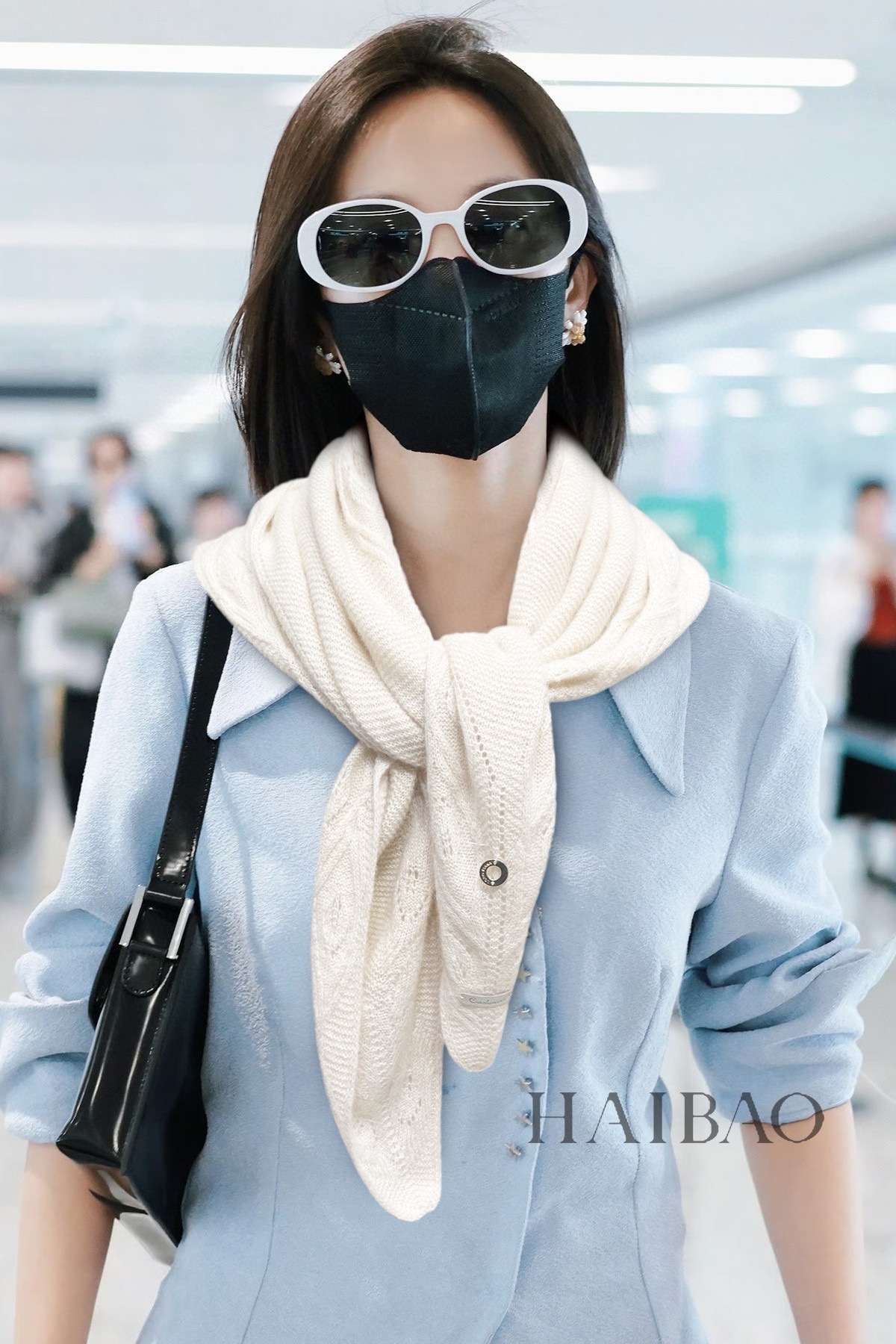 NO:183017,Piyana [LP knitted flower triangle scarf] LP cashmere family, a newcomer in the cashmere industry, you can go and have a look at it yourself. The price of his house will probably discourage you. It is too expensive, it is simply a noble price. This knitted herringbone jacquard cashmere, which has super high cashmere quality, will be favored by this brand. This cashmere boutique scarf is very rare in the market. It is really a super high-end product. Only this big brand will have fashionable decorations and surround the neck with generous and decent. Simple but not simple, light without losing decoration. The top material is wild cashmere high-version scarf, high-version scarf, loro piana19860909皮雅娜【LP针织押花三角巾】LP羊绒世家,羊绒界的新贵,只做最好的皮雅娜自己可以去看看哦,他家的价格估计会让你却步,太贵了,简直是贵族的价格.此款针织人字暗纹提花羊绒,具有超高羊绒品质才会被此品牌青睐这种羊绒精品围巾是市场上及其少见的,真是超级高端货只有这种大品牌才会拥有时尚装饰,环绕颈间大方得体.简单而不简陋,清淡而不失装饰.材质最顶端野山羊绒高版本围巾,高版本围巾,loro piana,scarf