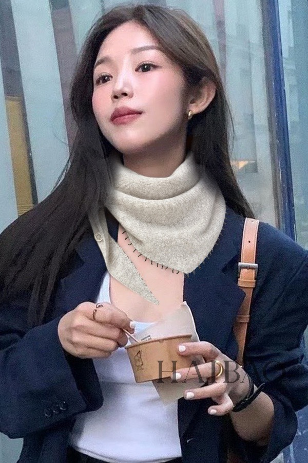 NO:183050,Piyana [LP beaded cashmere triangle scarf] LP cashmere family, a newcomer in the cashmere industry, you can go and have a look at it yourself. The price of his house will probably discourage you. It is too expensive, it is simply a noble price. This knitted herringbone jacquard cashmere, which has super high cashmere quality, will be favored by this brand. This cashmere boutique scarf is very rare in the market. It is really a super high-end product. Only this big brand will have fashionable decorations and surround the neck with generous and decent. Simple but not simple, light without losing decoration. The top material is wild cashmere high-version scarf, high-version scarf, loro piana19860909皮雅娜【LP钉珠羊绒三角巾】LP羊绒世家,羊绒界的新贵,只做最好的皮雅娜自己可以去看看哦,他家的价格估计会让你却步,太贵了,简直是贵族的价格.此款针织人字暗纹提花羊绒,具有超高羊绒品质才会被此品牌青睐这种羊绒精品围巾是市场上及其少见的,真是超级高端货只有这种大品牌才会拥有时尚装饰,环绕颈间大方得体.简单而不简陋,清淡而不失装饰.材质最顶端野山羊绒高版本围巾,高版本围巾,loro piana,scarf