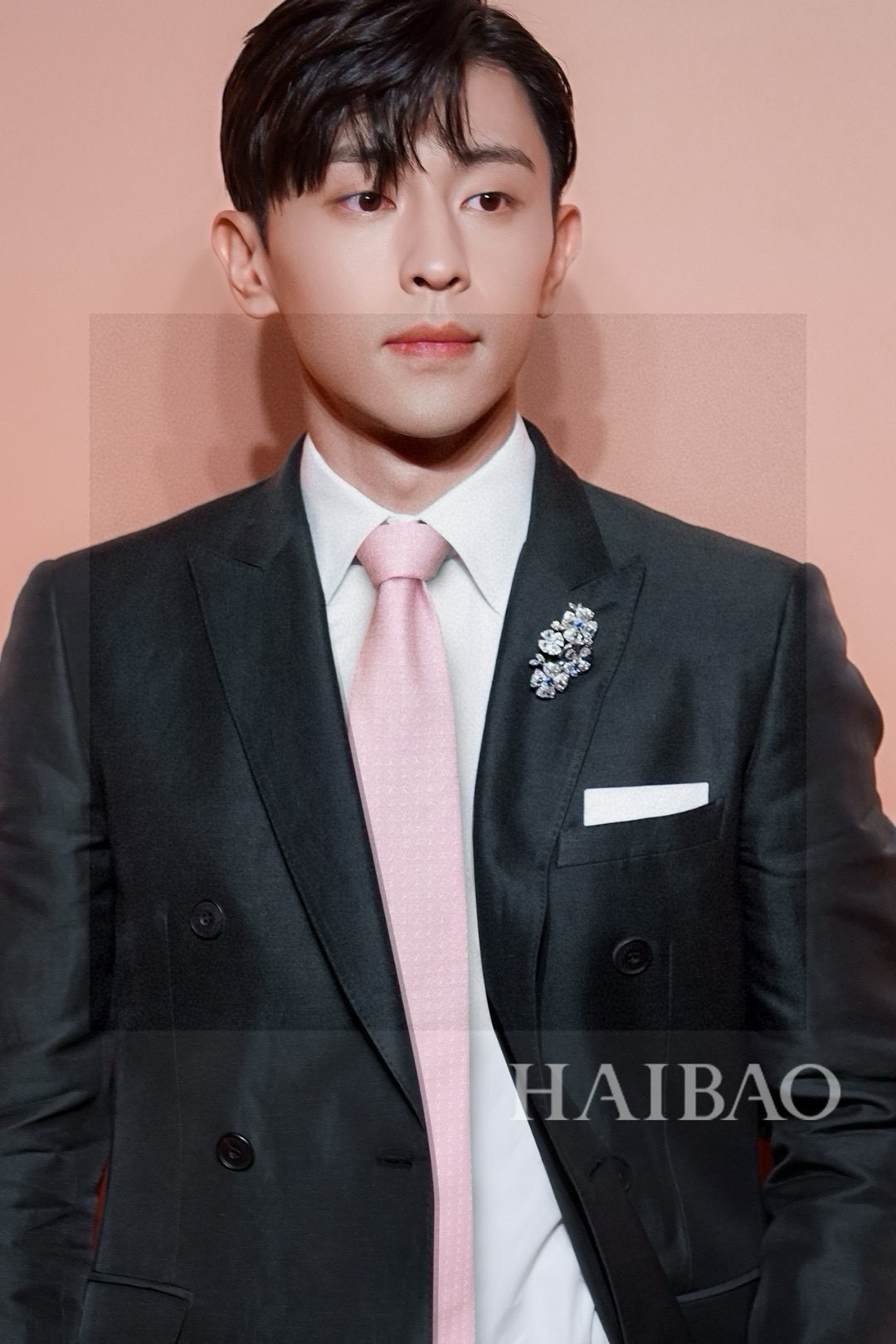 P180 Men’s L-Letter-Marked Tie Collection: Elegant, High-Quality Silk for Stylish Men - 图片 1