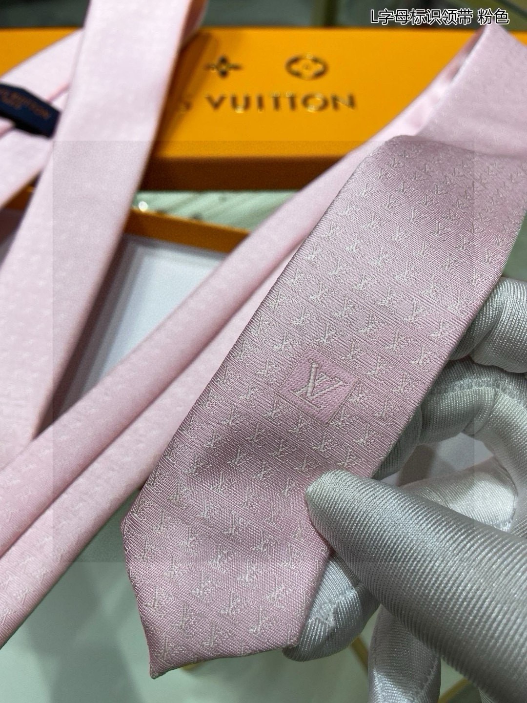 P180 Men’s L-Letter-Marked Tie Collection: Elegant, High-Quality Silk for Stylish Men - 图片 9