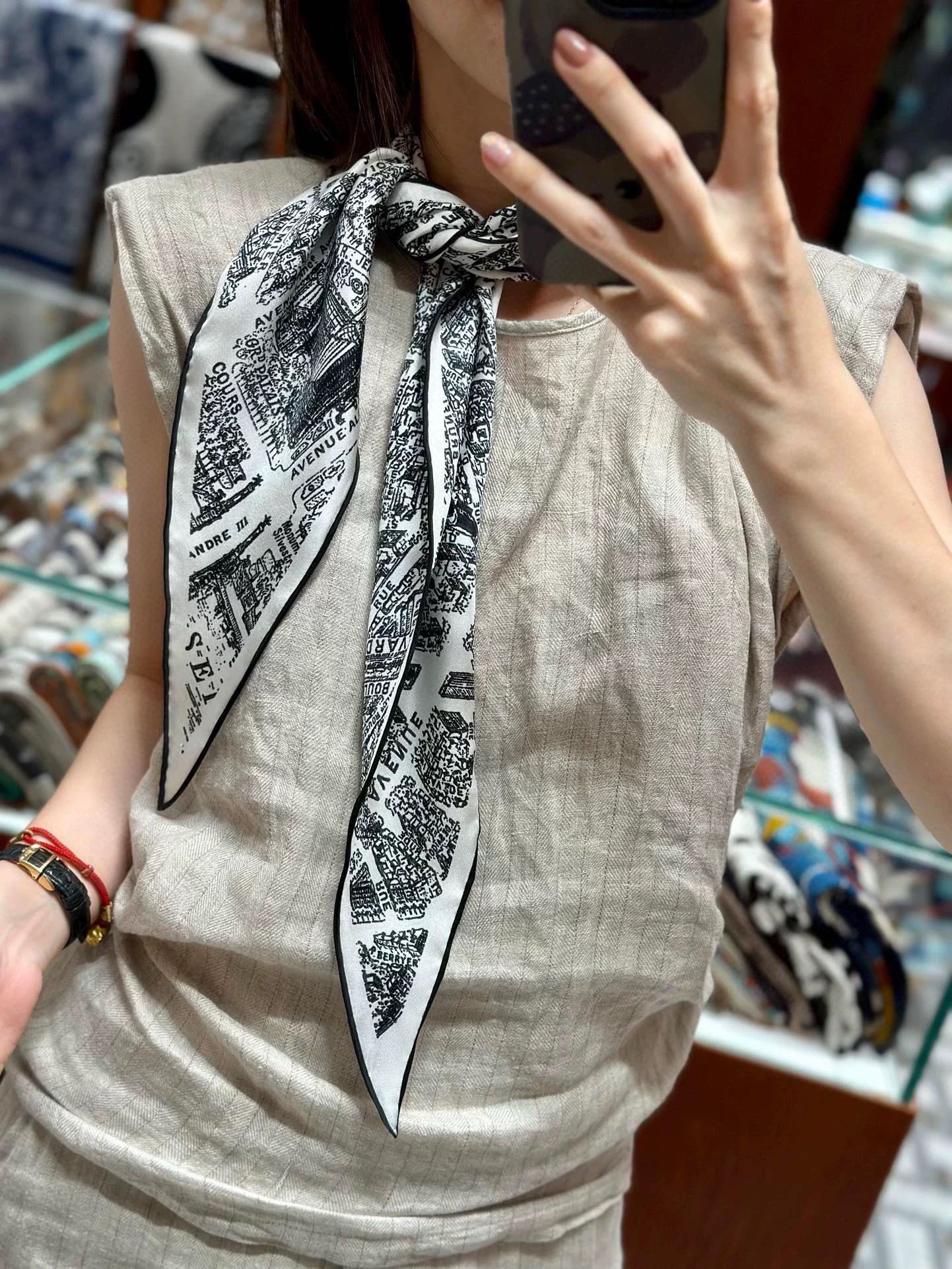 NO:183597,Launch new D home [D Paris map diamond scarf]!  With exquisite handmade rolls!  Multifunctional accessories!  Bright colors, elegant and casual style, capture the inspiration of a moment and integrate it into the work, bringing the meaning of beauty to the extreme. Ingredients 30 silk 70 cotton wool, specifications 34*107~high-end scarf, high-end scarf, dior, real silk19860909上新D家【D巴黎地图菱形巾】！配精致手工卷！多功能配饰！色彩明丽,格调高雅而随性,捕捉一瞬间的灵感融入作品之中,将美的含义发挥到极致.成份30真丝70棉羊毛,规格34*107～高版本围巾,高版本围巾,dior,real silk,scarf