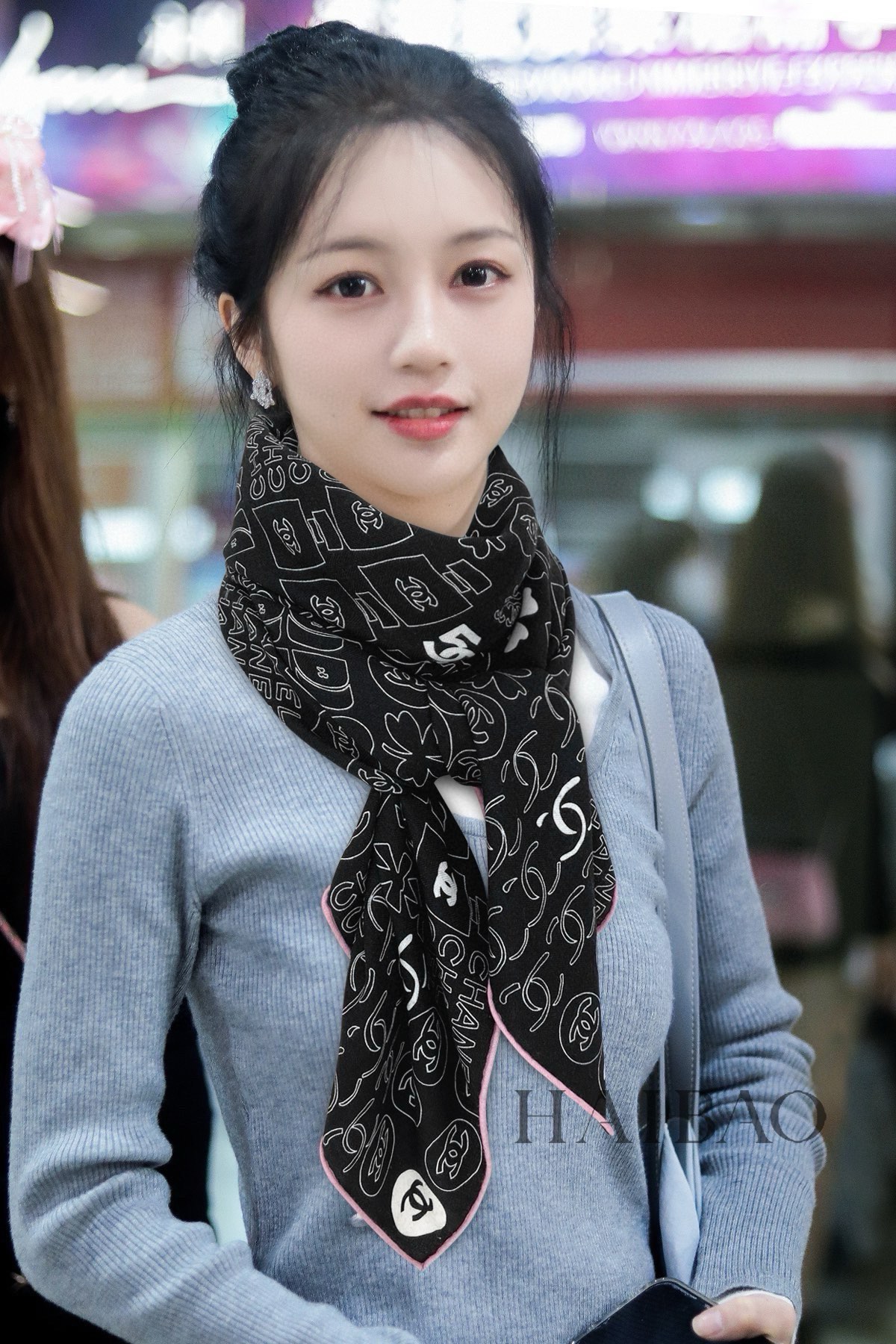 NO:183308,New Beauty is flipped [Tearing] [Letter combination double-sided color 140] The new counter for royal palace-level top-quality small fragrance is on sale. Only then will you know her beauty, fashion, big brand style, classic double C LOGO will never make mistakes in appearance. Even if it is so many years later, her high-end and elegant have been fully demonstrated by the designer, and her fashionable scarf is never out of date. The real thing is really more and more love is very weighty and draped, the texture is very comfortable, and the beauty is extremely beautiful. The upper body is extremely skin-stained. It is versatile. Look at it yourself. The quality does not need to be questioned. Take it and the counter pk. The inspection is OK. Pure cashmere high-version scarf, high-version scarf19860909新美翻了[流泪]【字母组合双面同色140】御用殿堂级极品小香新款专柜在售 上身才会知道她的美,洋气,大牌范十足经典大双C LOGO永远不出错的出场方式,即使再过多少年都是如此,她的高级与优雅,被设计师发挥到淋漓尽致,永不过时的时髦感围巾,实物真的越看越爱,非常有分量和垂感,质感非常舒适,美丽至极 真的 上身极为衬肤色 百搭 好看不好看自己看吧 品质不用质疑 拿去和专柜pk 验货都OK纯山羊绒高版本围巾,高版本围巾,scarf