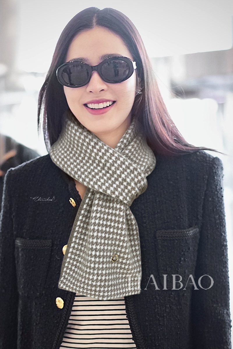 NO:183314,The new Loro piana exclusive cow product [LP houndstooth double-layer cross scarf] multi-functional scarf encircles as you want, low-key and luxurious. Since it is an export order in South Korea, each item is only a few dozen items, all with authorized and contracted good things, same material, same assembly line, same craftsmanship. All popular colors this year are cashmere. Good products that sell one less one and don’t worry about fabrics because the raw materials exported are fixed color level one and are regular random checks... First-class one good goods, high-version scarf, loro piana, loro piana19860909上新Loro piana 独家牛货【LP千鸟格双层交叉围脖】多功能围脖想怎么围就怎么围,低调奢华,由于是出口韩国订单,每款数量才几十条,全部有授权有合同的好东西一样材质.一样流水线.一样的工艺.全部今年流行色采用山羊绒.卖一条少一条的好货且不用担心面料因为出口的原料固色度都是一级定期抽查...一等一好货 高版本围巾,高版本围巾,loro piana,loro piana,scarf