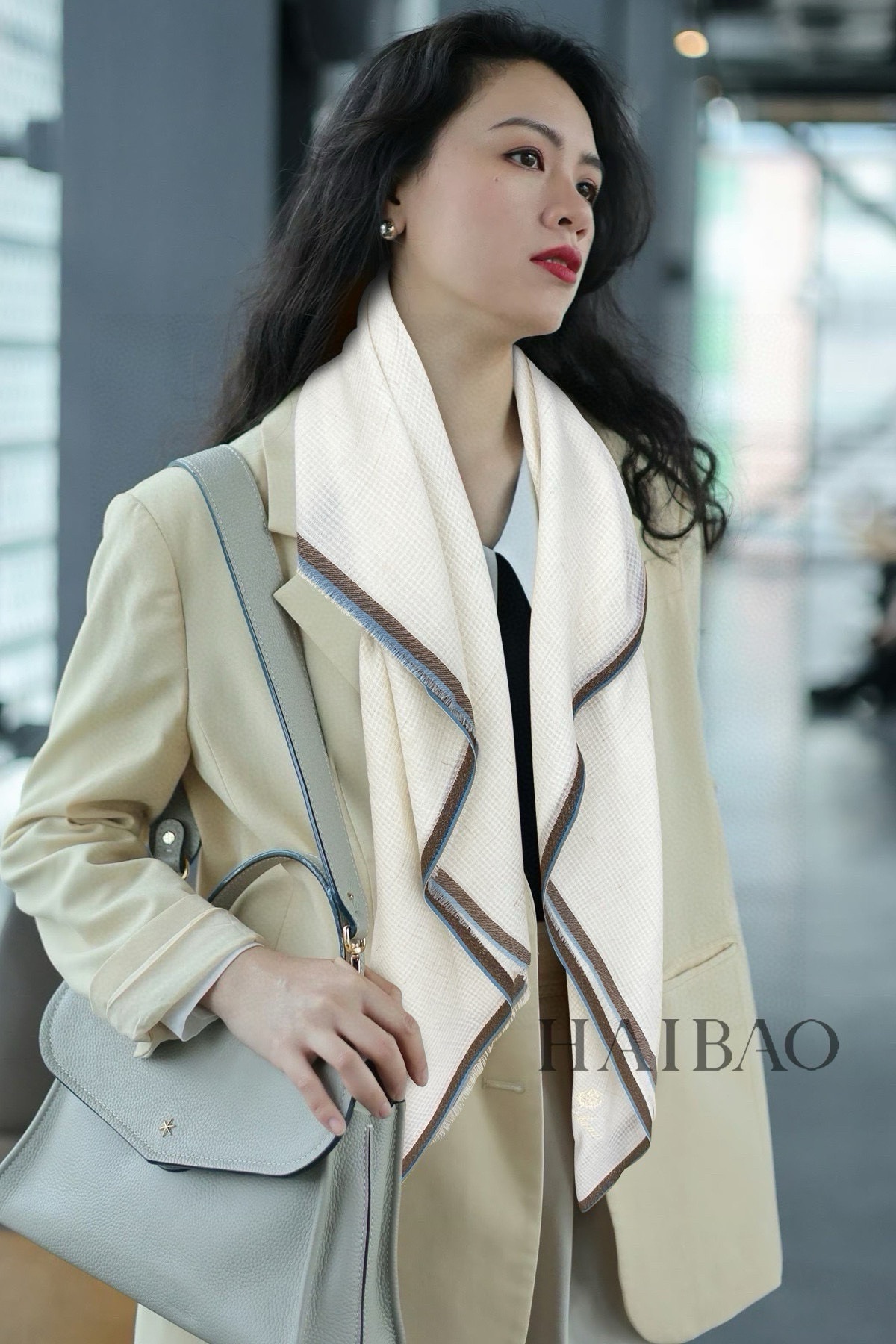 NO:183340,LP top original sheet [LP silver line edge 110] high-end products are presented with a heavy weight, unprecedented, pure cashmere, and the feel is so good that it is definitely another slow-no. The craftsmanship uses imported 300 pure plaid cashmere sequins embellishment, which is very classy, ​​low-key and small luxury. Size 110*110cm Imported pure cashmere woven with high-version scarf, high-version scarf, loro piana19860909LP极品原单【LP银线条边110】高尖端产物重磅呈现 ,绝无仅有 史无前例 纯山羊绒 手感好到爆绝对又是一款手慢无 工艺上采用的是进口300支纯格纹羊绒亮片点缀,非常显档次,低调中带着小奢华.尺寸110*110cm 进口纯羊绒织就高版本围巾,高版本围巾,loro piana,scarf