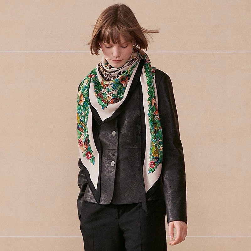 NO:184054,The latest model of the new top H-home counter [Jungle Love Big Triangle Scarf] multi-functional triangle scarf, bright colors, elegant and casual style, capture the inspiration of a moment and integrate it into the work, bringing the meaning of beauty to the extreme. 70 cashmere silk, specifications 94*188 high-version scarf, high-version scarf, real silk19860909上新顶级H家专柜最新款【丛林之爱大三角巾】多功能三角巾 ,色彩明丽,格调高雅而随性,捕捉一瞬间的灵感融入作品之中,将美的含义发挥到极致.70羊绒真丝,规格94*188高版本围巾,高版本围巾,real silk,scarf