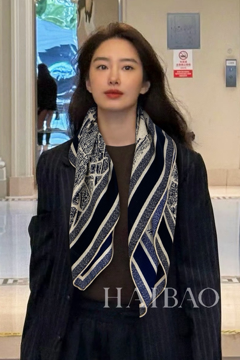 NO:184020,The latest counter is launched simultaneously with the latest counter. [D Paris Map Double-sided Cashmere 90] Cashmere square scarf, a very easy-to-match style for vacation and daily life. The order private flow is very easy to match when you see it. You want to go on vacation and wear it very well. The whole person looks so energetic. Needless to say, you can see the details clearly. The high-standard quality is absolutely praised. The high-standard quality is 90*90cm, pure cashmere high-version scarf, high-version scarf19860909专柜同步上新Do最最新的专柜主打【D巴黎地图双面羊绒90】羊绒方巾, 度假及日常都非常好搭配的款订单私流】一看到就想去度假平时穿搭也非常好搭配,整个人看起来都会神采奕奕好多不用多说,细节品质都看得清楚,绝对获赞的高规格品质90*90cm,纯羊绒高版本围巾,高版本围巾,scarf