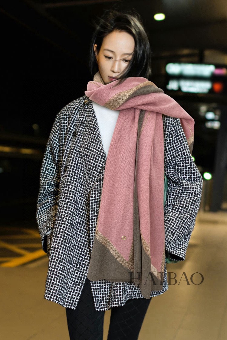 NO:184029,New style absolutely epic tip cashmere knitted [LP gold silk cashmere shawl] Pure cashmere real and soft. It is skin-friendly and soft and comfortable. The joints are made of good color-fading gold threads. The natural pure cashmere elegant color and the shiny effect of the metal threads are very outstanding and high-end. Whether you give it to others or use it for yourself, it is a good choice for ZUI. Let her accompany you to walk warmly in the Jianghu series, the highest-end one, soft and comfortable in the hand. Absolutely warm enjoyment. Such quality level is basically not visible in the domestic sales market, so you can enjoy it secretly. Low-key luxury has connotations. This scarf is definitely a luxury gift for rewarding yourself to give relatives and close friends. Specifications, 70*185cm, Cashmere cashmere. High-version scarf, high-version scarf, loro piana, shawls19860909新款 绝对史诗级尖端山羊绒针织【LP金丝羊绒披肩】纯羊绒实物雅致柔和.质感上亲肤柔软十分舒适.接缝处选用上好不掉色金线连接,天然纯羊绒儒雅的色泽配合金线的闪亮效果.十分的出彩显高档.无论送人还是自用都是ZUI好的选择,让她陪你温暖行走江湖系列最高端的一款,手感软糯舒适.绝对温暖的享受.这样的品质级别内销市场基本是见不到的,所以能见到的都偷着乐吧,低调奢华有内涵,此款围巾绝对是犒赏自己送亲人密友的奢华礼物,规格,70*185cm,Cashmere 山羊绒.高版本围巾,高版本围巾,loro piana,shawls,scarf