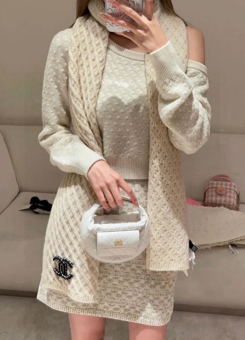 NO:184047,Xiaoxiang new style [Double C diamond knitted long scarf] Cashmere knitted long scarf is beautiful [Tear] The imperial palace-level top-quality new style is on sale Imported pure cashmere fashionable three-dimensional diamond jacquard knitted wool is extremely beautiful. Really, the upper body is extremely skin-skin color, versatile, look at it yourself if you look good or not. Scarf size 30*160cm, selected pure cashmere, the first choice for gift gifts is high-quality scarf, high-quality scarf19860909小香新款【双C菱格针织长巾】羊绒针织长巾美翻了[流泪]御用殿堂级极品新款在售 进口纯羊绒时尚立体菱格提花针织毛线美丽至极 真的 上身极为衬肤色 百搭 好看不好看自己看吧 围巾尺寸30*160cm,精选纯羊绒,送礼首选佳品高版本围巾,高版本围巾,scarf