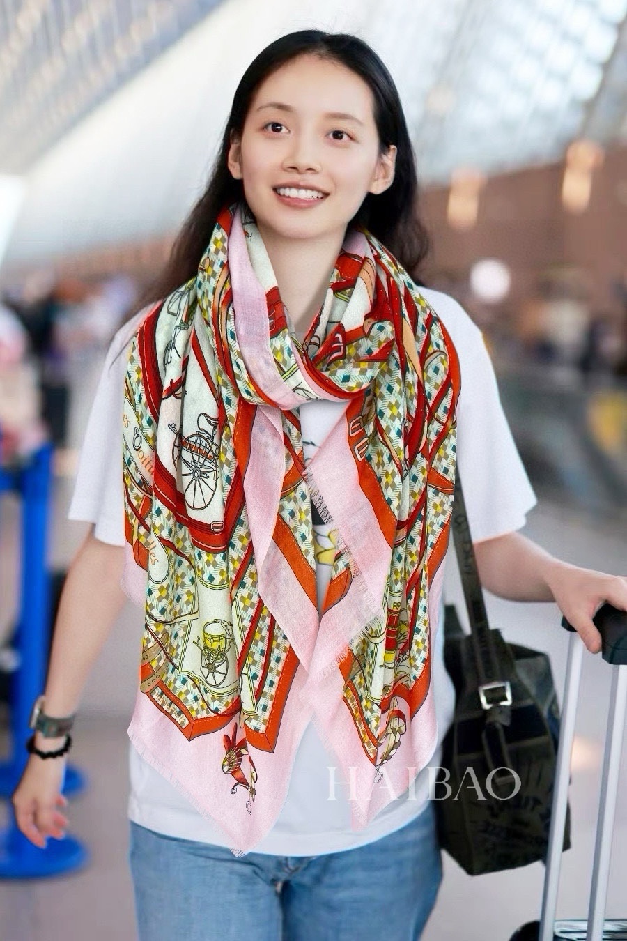 NO:184819,Hermes cashmere long scarf [New car long scarf] highly recommended heavy-duty imported pure cashmere scarf, the best cashmere fiber, without any variegated color, the best among real luxury goods, the texture looks more luxurious, the feel is great, the texture is not to be described in more detail. I just want to say that if you meet it, you are lucky to meet it, the size is 110*200cm, selected pure cashmere high-version scarf, high-version scarf, hermes19860909爱马仕羊绒长巾【新式座驾长巾】极力推荐款重磅进口纯羊绒围巾,最好的羊绒纤维,没有一丝杂色,真正的奢侈品中的极品,质感显得更加奢华,手感棒极了质感品质不想多做描述 只想说,能遇到就是幸运尺寸110*200cm,精选纯羊绒高版本围巾,高版本围巾,hermes,scarf