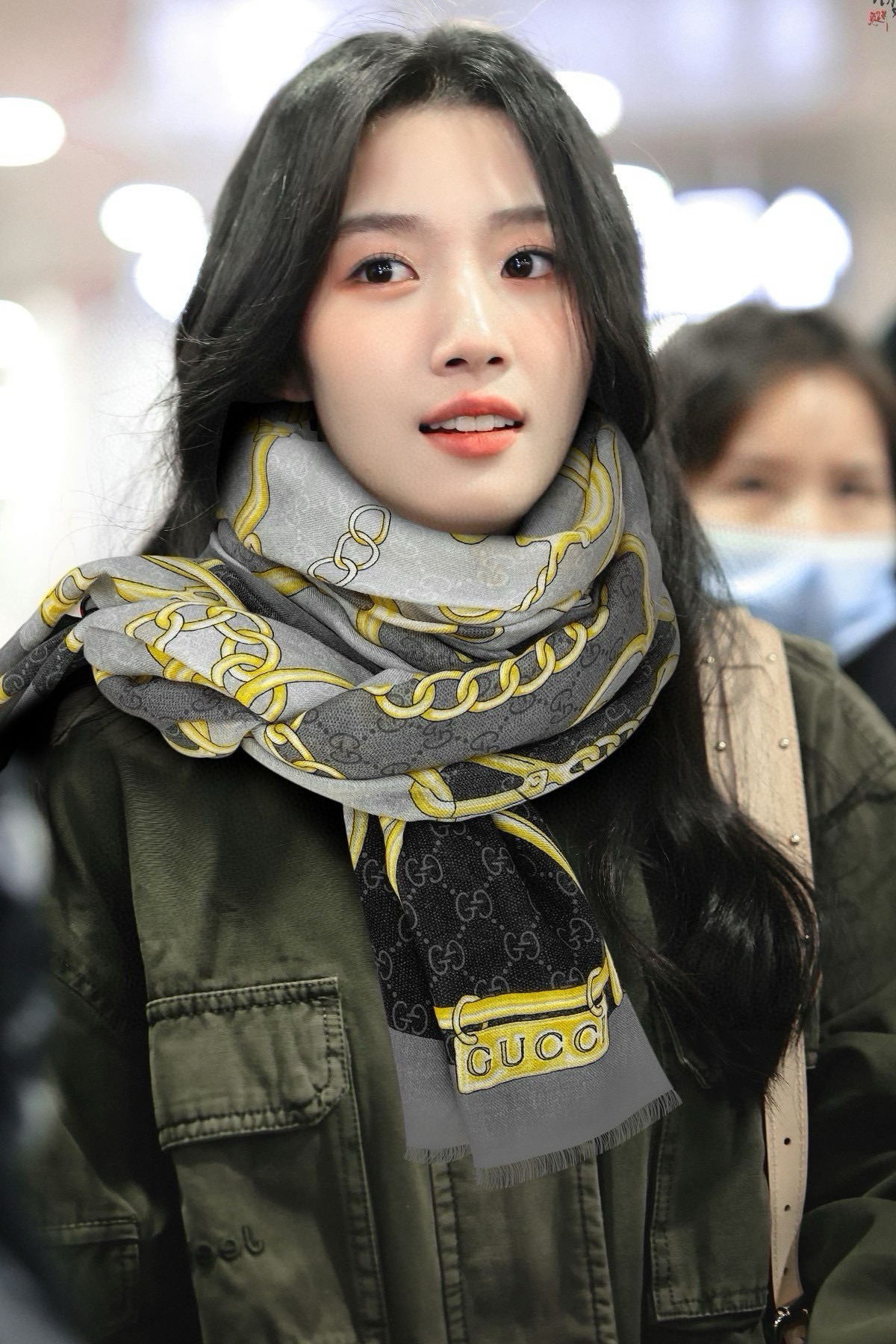 NO:184824,GG cashmere long scarf [GG equestrian pattern long scarf] highly recommended heavy-duty imported pure cashmere scarf, the best cashmere fiber, without any variegated color, the best among real luxury goods, the texture looks more luxurious, the feel is great, the texture is not to be described in more detail. I just want to say that if you meet it, you are lucky to meet it, the size is 110*200cm, selected pure cashmere high-version scarf, high-version scarf19860909GG羊绒长巾【GG马术图案长巾】极力推荐款重磅进口纯羊绒围巾,最好的羊绒纤维,没有一丝杂色,真正的奢侈品中的极品,质感显得更加奢华,手感棒极了质感品质不想多做描述 只想说,能遇到就是幸运尺寸110*200cm,精选纯羊绒高版本围巾,高版本围巾,scarf