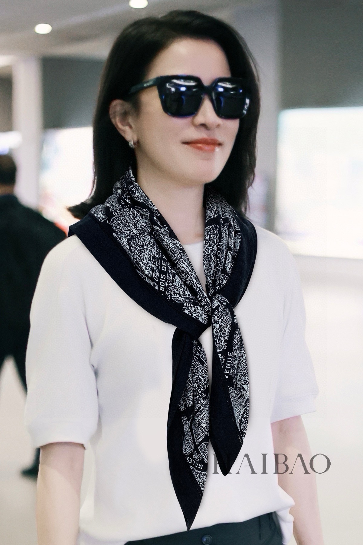 NO:184834,The latest counter is launched simultaneously. The latest counter is [D Paris map lace cashmere 90] cashmere square scarf, tropical rainforest series. Order private flow is very easy to match on vacation and daily life. As soon as you see it, you want to go on vacation and wear it very well. The whole person looks energetic and needs no need to say much. The details can be seen clearly. The high-standard quality is absolutely praised. The pure cashmere high-version scarf, high-version scarf19860909专柜同步上新Do最最新的专柜主打【D巴黎地图镶边羊绒90】羊绒方巾,热带雨林系列 度假及日常都非常好搭配的款订单私流】一看到就想去度假平时穿搭也非常好搭配,整个人看起来都会神采奕奕好多不用多说,细节品质都看得清楚,绝对获赞的高规格品质90*90cm,纯羊绒高版本围巾,高版本围巾,scarf