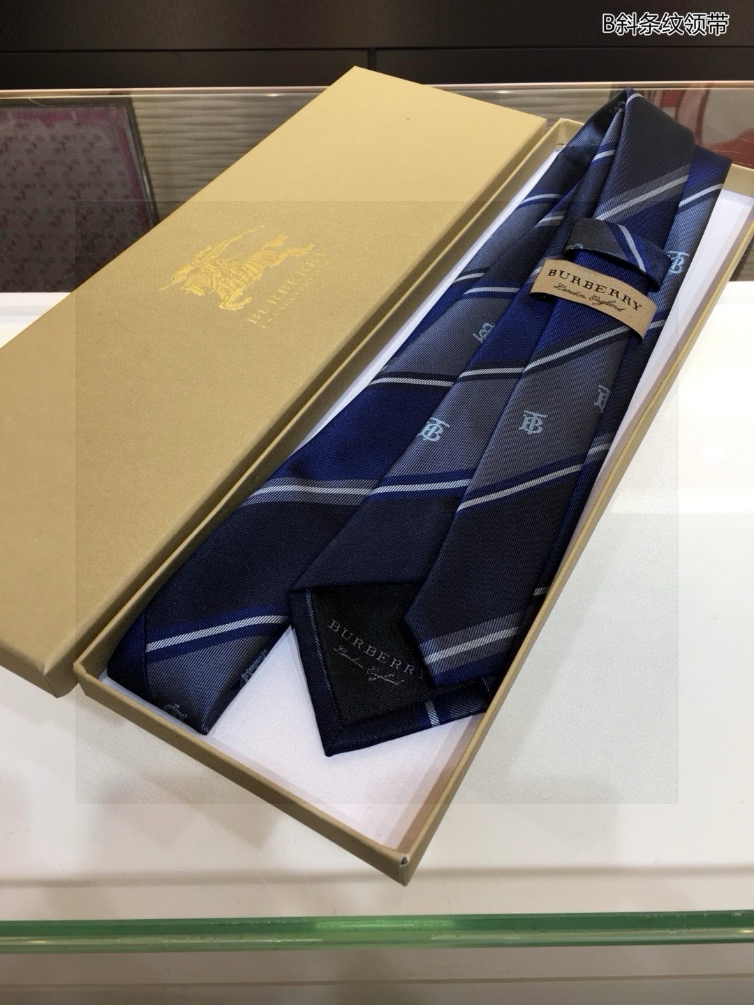 Elegant and Iconic: B Family’s Top-of-the-Art Silk Tie Choice - 图片 5