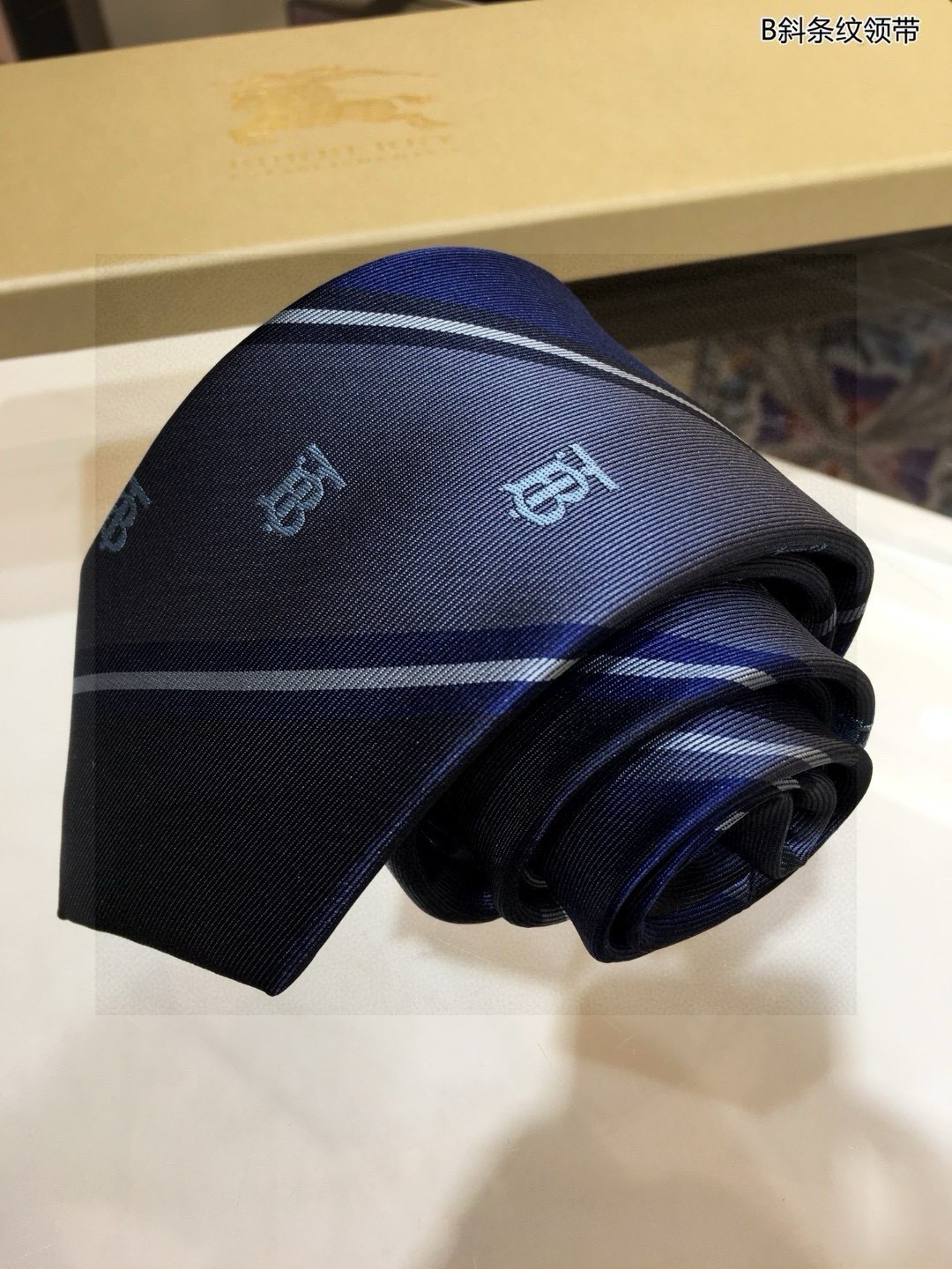 Elegant and Iconic: B Family’s Top-of-the-Art Silk Tie Choice - 图片 3