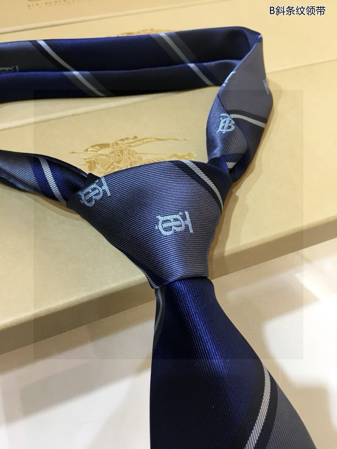 Elegant and Iconic: B Family’s Top-of-the-Art Silk Tie Choice - 图片 6