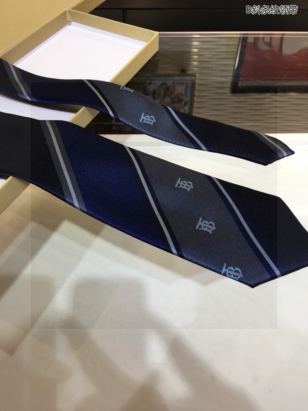 Elegant and Iconic: B Family’s Top-of-the-Art Silk Tie Choice - 图片 7