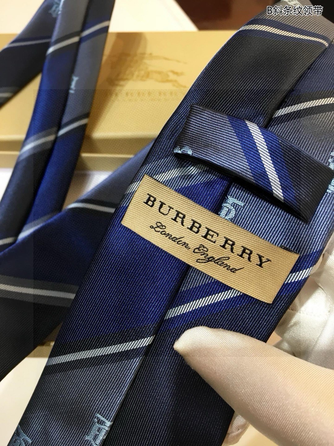 Elegant and Iconic: B Family’s Top-of-the-Art Silk Tie Choice - 图片 8