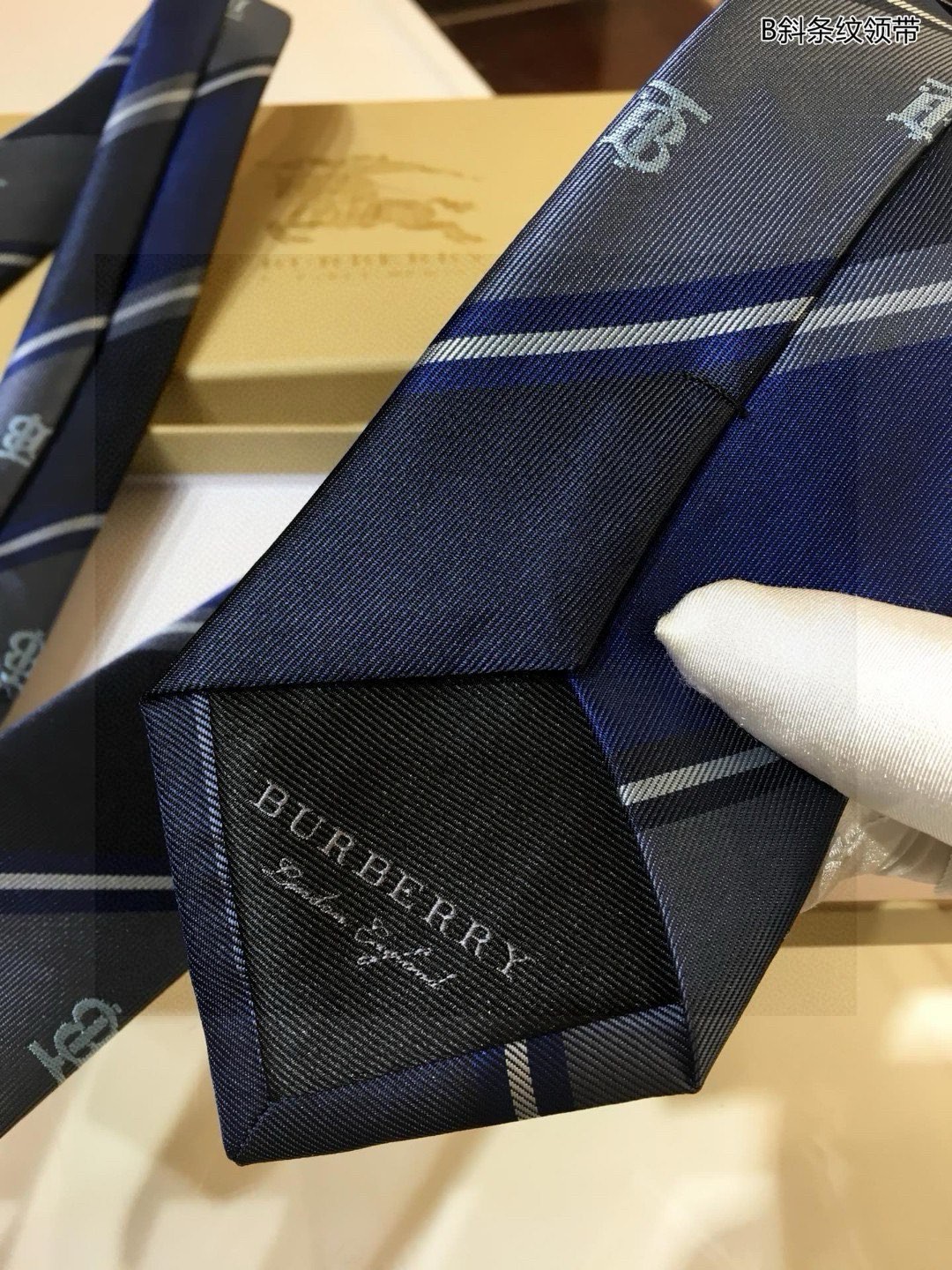Elegant and Iconic: B Family’s Top-of-the-Art Silk Tie Choice - 图片 9