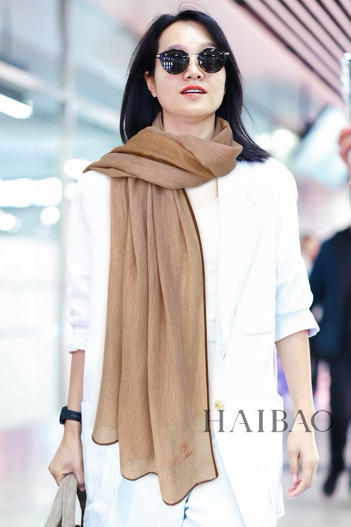 NO:185524,LP top original list [LP lightweight curly scarf] high-end products are presented with a heavy weight, unprecedented, pure cashmere, and it feels so good that it is definitely another slow-handed one. The process uses 300 imported pure cashmere, which is very classy, ​​low-key and small luxury. Size 90*205cm Imported pure cashmere woven with high-version scarf, high-version scarf, loro piana19860909LP极品原单【LP轻盈卷边长巾】高尖端产物重磅呈现 ,绝无仅有 史无前例 纯山羊绒 手感好到爆绝对又是一款手慢无 工艺上采用的是进口300支纯羊绒,非常显档次,低调中带着小奢华.尺寸90*205cm 进口纯羊绒织就高版本围巾,高版本围巾,loro piana,scarf