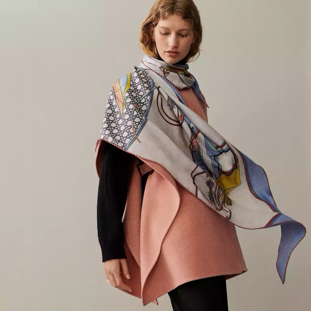 NO:185528,The latest model of the new top H-h-home counter [Big Triangle Scarf in the History of Automobile Evolution] Multi-function Triangle Scarf, bright colors, elegant and casual style, capture the inspiration of a moment and integrate it into the work, bringing the meaning of beauty to the extreme. 70 cashmere silk, specifications 94*188 high-version scarf, high-version scarf, real silk19860909上新顶级H家专柜最新款【汽车演变史大三角巾】多功能三角巾 ,色彩明丽,格调高雅而随性,捕捉一瞬间的灵感融入作品之中,将美的含义发挥到极致.70羊绒真丝,规格94*188高版本围巾,高版本围巾,real silk,scarf