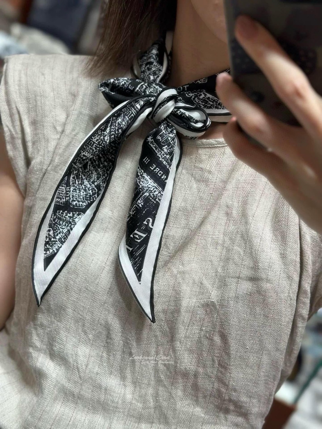 NO:185898,Launch new D home [D Paris map diamond scarf]!  With exquisite handmade rolls!  Multifunctional accessories!  Bright colors, elegant and casual style, capture the inspiration of a moment and integrate it into the work, bringing the meaning of beauty to the extreme. Ingredients 30 silk 70 cotton wool, specifications 34*107~high-end scarf, high-end scarf, dior, real silk19860909上新D家【D巴黎地图菱形巾】！配精致手工卷！多功能配饰！色彩明丽,格调高雅而随性,捕捉一瞬间的灵感融入作品之中,将美的含义发挥到极致.成份30真丝70棉羊毛,规格34*107～高版本围巾,高版本围巾,dior,real silk,scarf