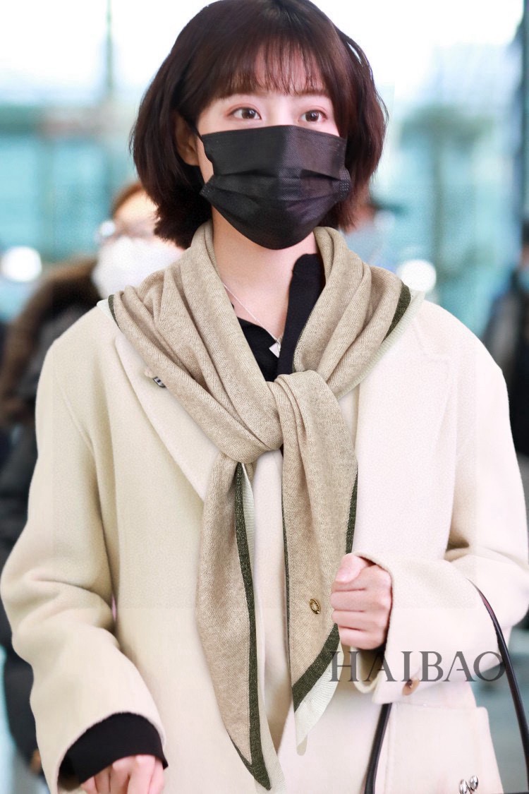 NO:185888,The latest model of hot-skinned Episana [LP silver-line striped diamond scarf] triangle scarf, exclusive cow product. Luxury is all between sizes. High-end quality with super high cashmere quality will be favored by this brand. This boutique is very rare in the market. Scarf knitted triangle shawls are really super high-end products. Only this big brand will have a favorite who likes large sizes. Every color is a big love and every color is left. Sell a good product with less than one and no need to worry about the fabric because the raw materials exported are fixed in the first grade regularly random checks... First-class good product Material Imported pure cashmere 190*110*54cm high-version scarf, high-version scarf, loro piana, shawls19860909爆款上皮雅娜最新款【LP银线条纹菱形围巾】三角巾,独家牛货 奢华尽在尺寸之间,高端品质具有超高羊绒品质才会被此品牌青睐这种精品是市场上及其少见的,围巾针织三角披肩,真是超级的高端货只有这种大品牌才会拥有喜欢大尺寸的最爱.每色都是大爱每色都留.卖一条少一条的好货且不用担心面料因为出口的原料固色度都是一级定期抽查...一等一好货 材质 进口纯羊绒 190*110*54cm高版本围巾,高版本围巾,loro piana,shawls,scarf