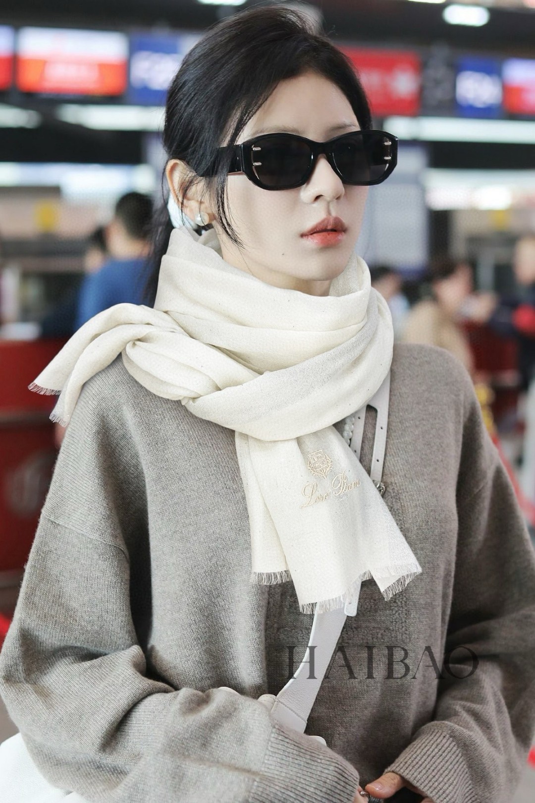 NO:185894,LP top original sheet [LP solid color sequin scarf] High-end products are presented with heavy weight, unprecedented, pure cashmere, and it feels so good that it is definitely another slow-no. The process uses 300 imported pure cashmere sequins combined with silver wire edge embellishment, which is very classy, ​​low-key and small luxury. Size 90*205cm Imported pure cashmere woven with high-version scarf, high-version scarf, loro piana19860909LP极品原单【LP纯色亮片长巾】高尖端产物重磅呈现 ,绝无仅有 史无前例 纯山羊绒 手感好到爆绝对又是一款手慢无 工艺上采用的是进口300支纯羊绒亮片结合银丝边点缀,非常显档次,低调中带着小奢华.尺寸90*205cm 进口纯羊绒织就高版本围巾,高版本围巾,loro piana,scarf