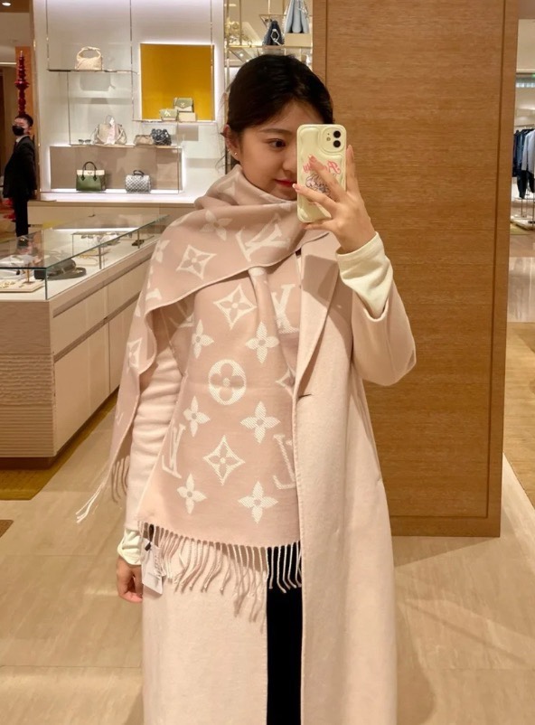 NO:185900,High-end custom Louis Vuitton [L logo original scarf] Original 1:1 customization, Simply LV scarf enlarges the full classic Monogram pattern, explaining the Louis Vuitton design heritage while lighting up the daily dress focus, matching it with long tassels, making it a leisurely choice other than Reykjavik scarf and Logomania scarf. Material wool, size 180*34cm high-version scarf, high-version scarf, louis vuitton, louis vuitton, louis vuitton, louis vuitton19860909高端定制Louis Vuitton【L标识原版小围巾】原版1:1定制, Simply LV 围巾将全幅经典 Monogram 图案瞩目放大,阐述路易威登设计传承的同时点亮日常着装焦点,搭配纤长流苏,成就 Reykjavik 围巾和 Logomania 围巾之外的闲适之选.材质羊毛,尺寸180*34cm高版本围巾,高版本围巾,louis vuitton,louis vuitton,louis vuitton,scarf