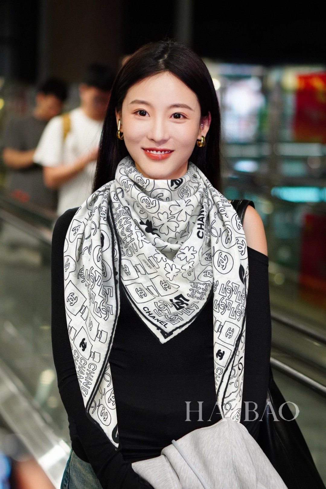 NO:185905,New Beauty is flipped [Tearing] [Letter combination double-sided and same color] The imperial palace-level top-quality small fragrance new counter is on sale. Only then will you know her beauty, fashion, big brand style, classic double C LOGO will never make mistakes in appearance. Even if it is so many years later, her high-end and elegant have been fully demonstrated by the designer, and her fashionable scarf is always timeless. The real thing is really more and more love, it is very weighty and draped, the texture is very comfortable, and the beauty is extremely beautiful. The upper body is extremely skin-skin-colored. It is versatile. It looks good or not. It is not necessary to question the quality. Take it and the counter pk. It is OK. Pure cashmere high-version scarf, high-version scarf19860909新美翻了[流泪]【字母组合双面同色】御用殿堂级极品小香新款专柜在售 上身才会知道她的美,洋气,大牌范十足经典大双C LOGO永远不出错的出场方式,即使再过多少年都是如此,她的高级与优雅,被设计师发挥到淋漓尽致,永不过时的时髦感围巾,实物真的越看越爱,非常有分量和垂感,质感非常舒适,美丽至极 真的 上身极为衬肤色 百搭 好看不好看自己看吧 品质不用质疑 拿去和专柜pk 验货都OK纯山羊绒高版本围巾,高版本围巾,scarf