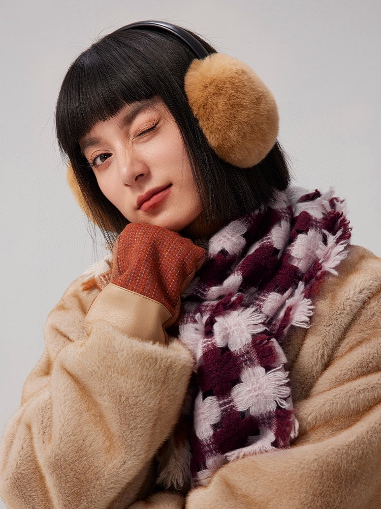 NO:186951,LP top original single [LP four-leaf clover hollow long scarf] high-end products are presented with a heavy weight, unprecedented, pure cashmere hollow jacquard, and the feel is so good that it is absolutely another slow-no hand-free. The craftsmanship uses imported 300 pure cashmere dark pattern plaids combined with colored edge embellishments, which is very classy, ​​low-key and small luxury. Imported pure cashmere woven with high-version scarf, high-version scarf, loro piana19860909LP极品原单【LP四叶草镂空长巾】高尖端产物重磅呈现 ,绝无仅有 史无前例 纯山羊绒 镂空提花 手感好到爆绝对又是一款手慢无 工艺上采用的是进口300支纯羊绒暗纹格子结合彩边点缀,非常显档次,低调中带着小奢华.进口纯羊绒织就高版本围巾,高版本围巾,loro piana,scarf