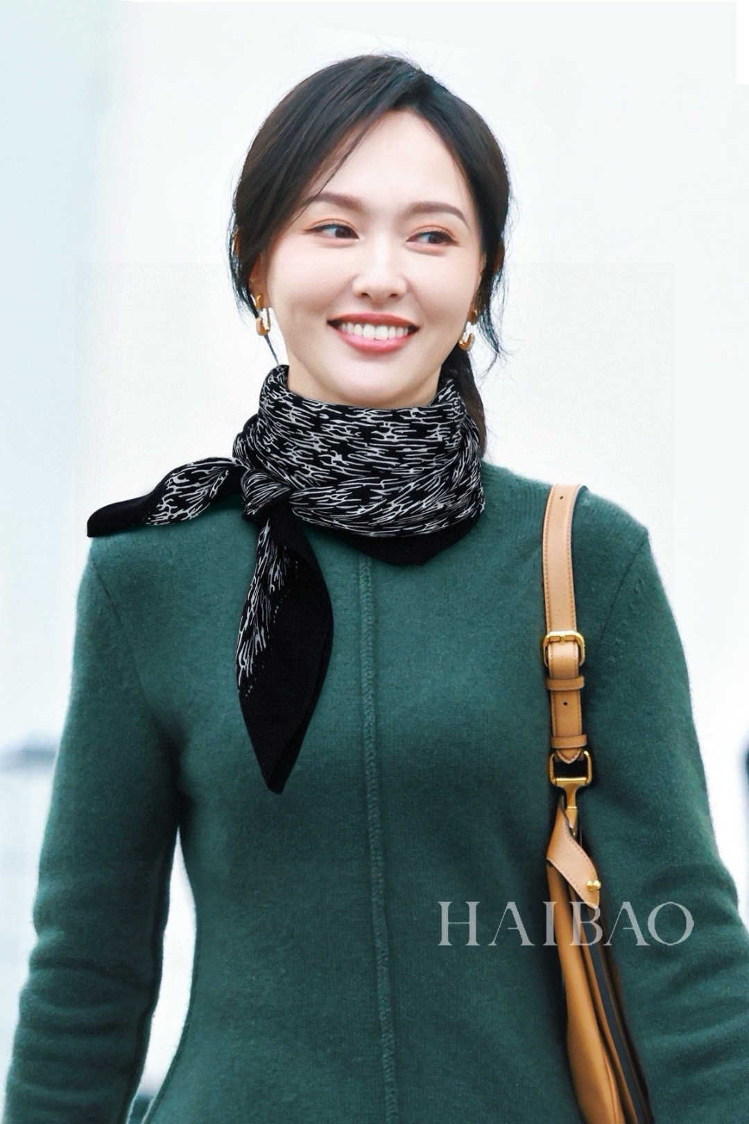 NO:186961,The latest counter is launched simultaneously. The latest counter is [D New Houndstooth plaid 90] cashmere square scarf, tropical rainforest series. A very easy-to-match style for vacation and daily life. The order private flow is very easy to match when you see it. You want to go on vacation and wear it very well. The whole person looks so energetic. Needless to say, the details can be seen clearly. The high-standard quality is absolutely praised. The pure cashmere high-version scarf, high-version scarf19860909专柜同步上新Do最最新的专柜主打【D新千鸟格纹镶边90】羊绒方巾,热带雨林系列 度假及日常都非常好搭配的款订单私流】一看到就想去度假平时穿搭也非常好搭配,整个人看起来都会神采奕奕好多不用多说,细节品质都看得清楚,绝对获赞的高规格品质90*90cm,纯羊绒高版本围巾,高版本围巾,scarf