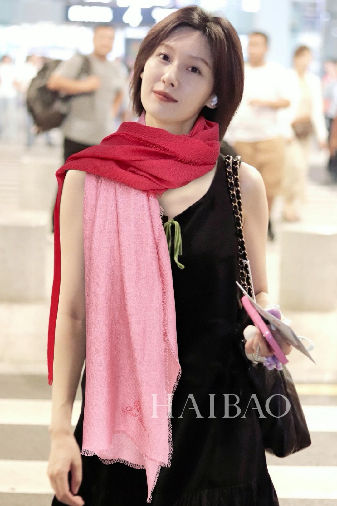 NO:186979,LP top original single [LP plain gradient scarf] high-end products are presented with a heavy weight, unprecedented, pure cashmere, gradient color smudge, multiple elements combinations, feel so good that it is absolutely another slow-handed style. The process uses imported 300 pure cashmere, which is very classy, ​​low-key and small luxury. Size 90*205cm Imported pure cashmere woven with high-version scarf, high-version scarf, loro piana19860909LP极品原单【LP素色渐变长巾】高尖端产物重磅呈现 ,绝无仅有 史无前例 纯山羊绒 渐变色晕染多种元素组合,手感好到爆绝对又是一款手慢无 工艺上采用的是进口300支纯羊绒,非常显档次,低调中带着小奢华.尺寸90*205cm 进口纯羊绒织就高版本围巾,高版本围巾,loro piana,scarf