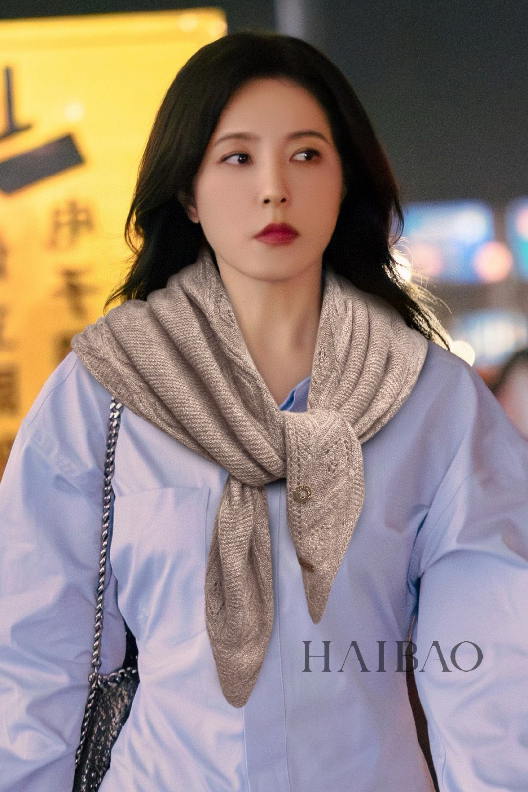 NO:186983,Piyana [LP knitted flower triangle scarf] LP cashmere family, a newcomer in the cashmere industry, you can go and have a look at it yourself. The price of his house will probably discourage you. It is too expensive, it is simply a noble price. This knitted herringbone jacquard cashmere, which has super high cashmere quality, will be favored by this brand. This cashmere boutique scarf is very rare in the market. It is really a super high-end product. Only this big brand will have fashionable decorations and surround the neck with generous and decent. Simple but not simple, light without losing decoration. The top material is wild cashmere high-version scarf, high-version scarf, loro piana19860909皮雅娜【LP针织押花三角巾】LP羊绒世家,羊绒界的新贵,只做最好的皮雅娜自己可以去看看哦,他家的价格估计会让你却步,太贵了,简直是贵族的价格.此款针织人字暗纹提花羊绒,具有超高羊绒品质才会被此品牌青睐这种羊绒精品围巾是市场上及其少见的,真是超级高端货只有这种大品牌才会拥有时尚装饰,环绕颈间大方得体.简单而不简陋,清淡而不失装饰.材质最顶端野山羊绒高版本围巾,高版本围巾,loro piana,scarf