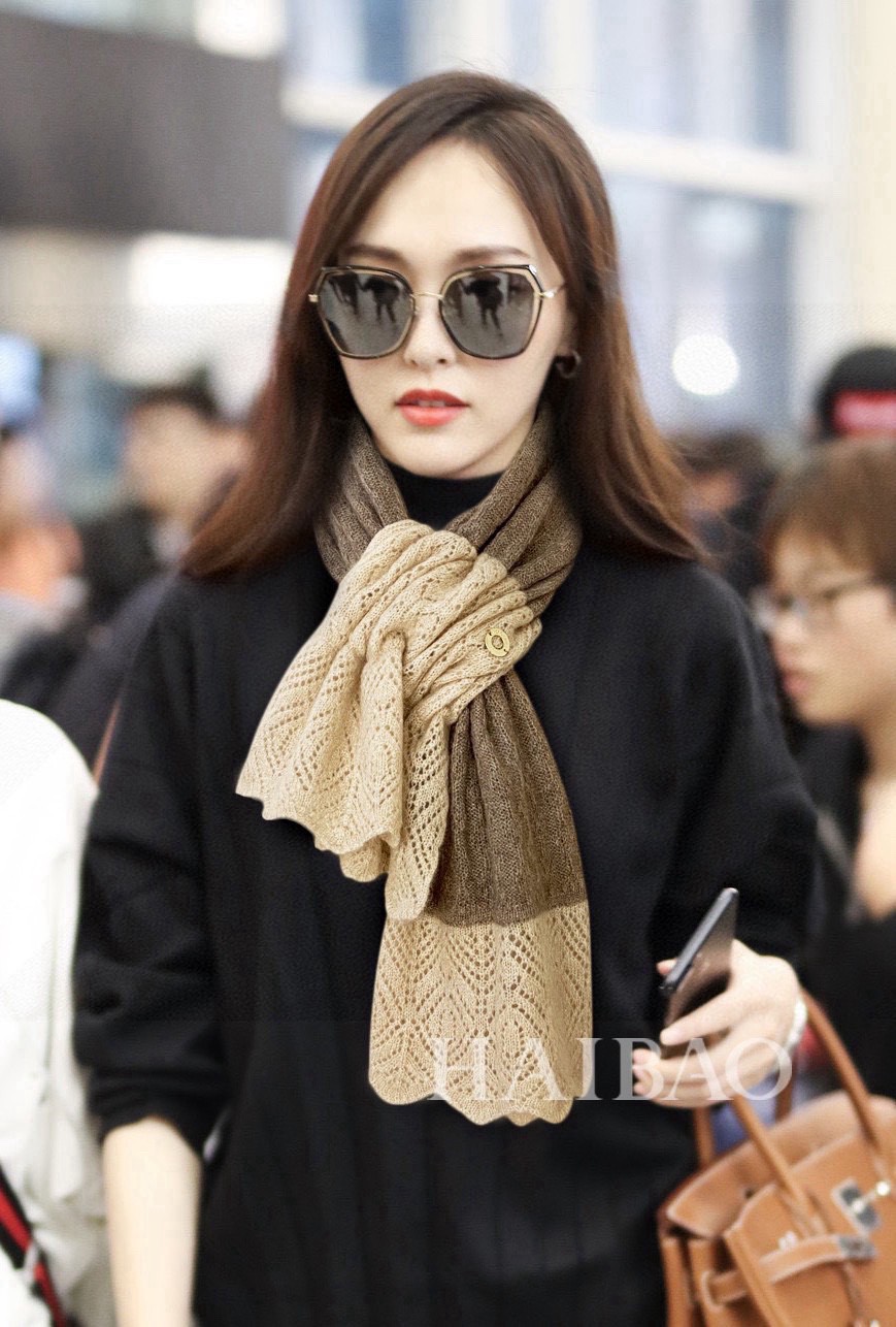 NO:187012,The new Loro piana exclusive cow product [LP knitted scarf] multi-functional scarf envelops whatever you want, low-key and luxurious. Since it is an export order in South Korea, each item is only a few dozen items, all with authorized and contracted good things, same material, same assembly line, same craftsmanship. All popular colors this year are cashmere. Good products that sell one less one and don’t worry about fabrics because the raw materials exported are fixed in the first-class regular spot check... First-class good products High-version scarf, higher-version scarf, loro piana, loro piana19860909上新Loro piana 独家牛货【LP针织围脖】多功能围脖想怎么围就怎么围,低调奢华,由于是出口韩国订单,每款数量才几十条,全部有授权有合同的好东西一样材质.一样流水线.一样的工艺.全部今年流行色采用山羊绒.卖一条少一条的好货且不用担心面料因为出口的原料固色度都是一级定期抽查...一等一好货 高版本围巾,高版本围巾,loro piana,loro piana,scarf