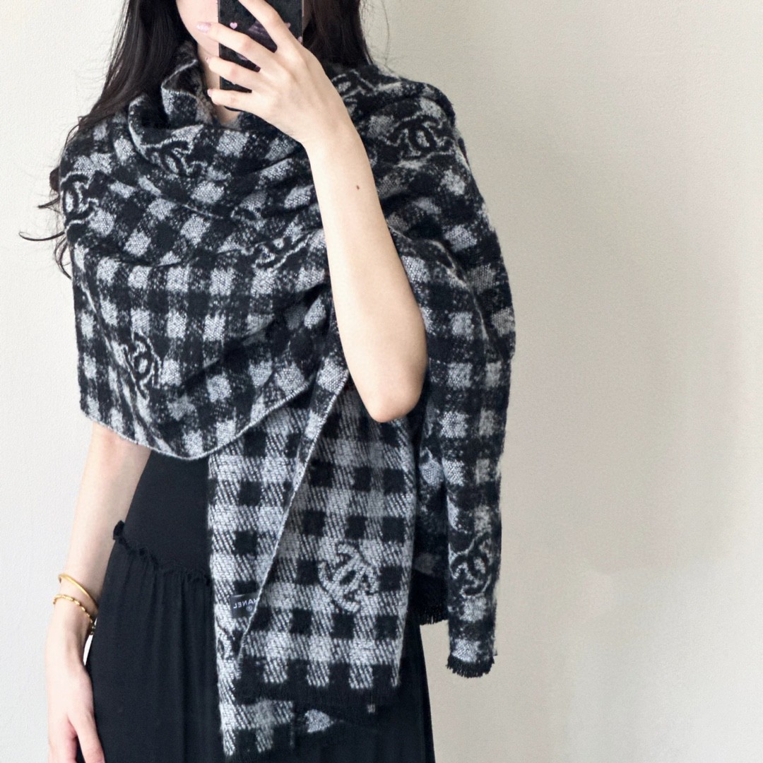 NO:187017,Popular products are shipped [Double C letter plaid double-sided shawl] New style Xiaoxiang!  Fashionable winter!  !  The classic plaid is very low-key and luxurious, with exquisite and atmospheric simple design, and it is recommended to be high-end and fashionable. The feeling of the upper body really exudes an extraordinary temperament!  !  It comes from women who love it~ It’s beautiful again!  !  With its own high-end aura, Grandma Xiang’s unique high-end elegance, and a stable 