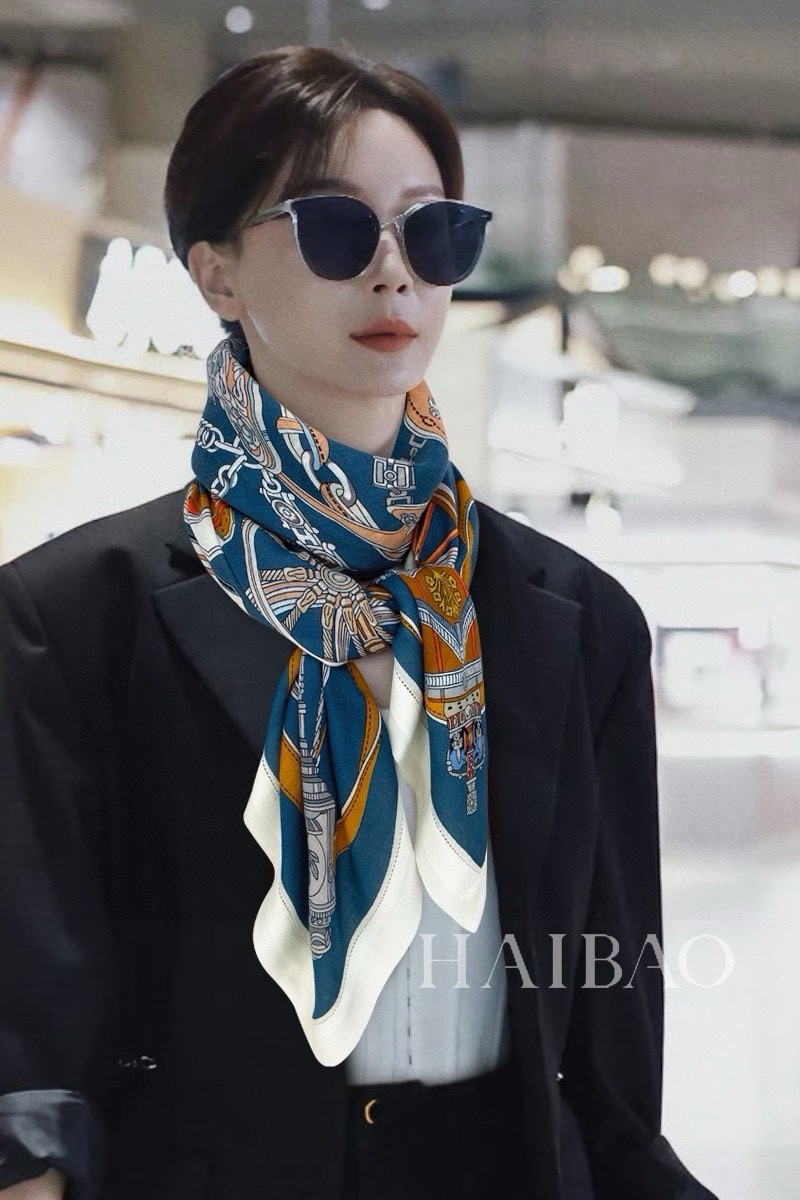 NO:186989,New cashmere model. It is recommended to buy it. Hermes double-sided, same-color cashmere edging square scarf [Dignified Wheel edging 140]. Top craftsmanship and value. Hermes counter hits three-dimensional presentation patterns and patterns. The real grade is very high. Special craftsmanship is stunningly developed. Special cutting-edge craftsmanship is loved by white and rich beauty. Whether it is quality, style, price, they scream. Super high cost performance, absolutely worth buying. Size 140cm*140cm, 70 cashmere silk high-version scarf, high-version scarf, hermes, real silk19860909羊绒新款 买了都说好看推荐爱马仕双面同色羊绒镶边方巾【尊贵之轮镶边140】,顶级工艺超值爱马仕专柜爆款立体呈现图案纹路实物档次极高特殊工艺高端研发惊艳问世特殊尖端工艺处理受到白富美的喜欢 无论是品质 款式 价格都令大牌控的她们尖叫 超高性价比 绝对值得入手尺寸140cm*140cm,70羊绒真丝高版本围巾,高版本围巾,hermes,real silk,scarf