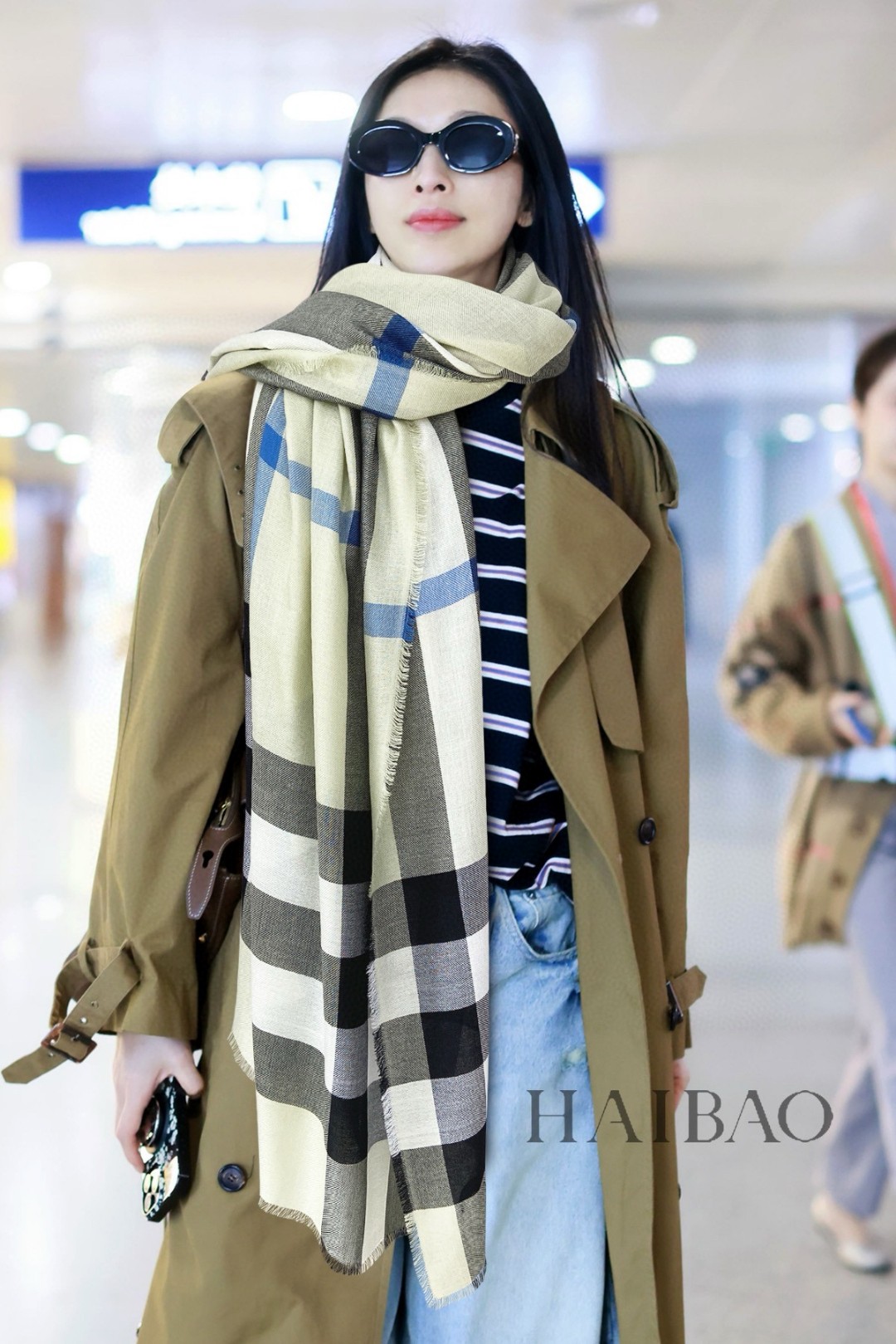 NO:187014,New product bling bling Burberry neutral style [B fine-sized tassel plaid long scarf] This is the hard product, the palace-level imperial recommendation!  High-profile single product, latest export of plaid wool blend, material, etc. I won't repeat it. The process is inconvenient to disclose, because there is an agreement, you know... Let you wear it into the counter and compare it yourself... I'm so poor here... But you should have applause because this is the same batch as the overseas counter will be on the shelves, and it is absolutely a waste of goods!  Receive in seconds!  High-version scarf, high-version scarf, burberry19860909新品 bling bling 巴宝莉中性款【B细穗流苏格纹长巾】这才是硬货,殿堂级御用推荐！高出镜率单品,格纹丝毛混纺最新出口,材质啥的 不再赘述 工艺不便透露,因为有协议,你们懂……让你戴进专柜自对比……此处我词穷...但你们应该有掌声 因为这是和海外专柜即将上架的是同一批次,绝对的流弊货！秒收！高版本围巾,高版本围巾,burberry,scarf