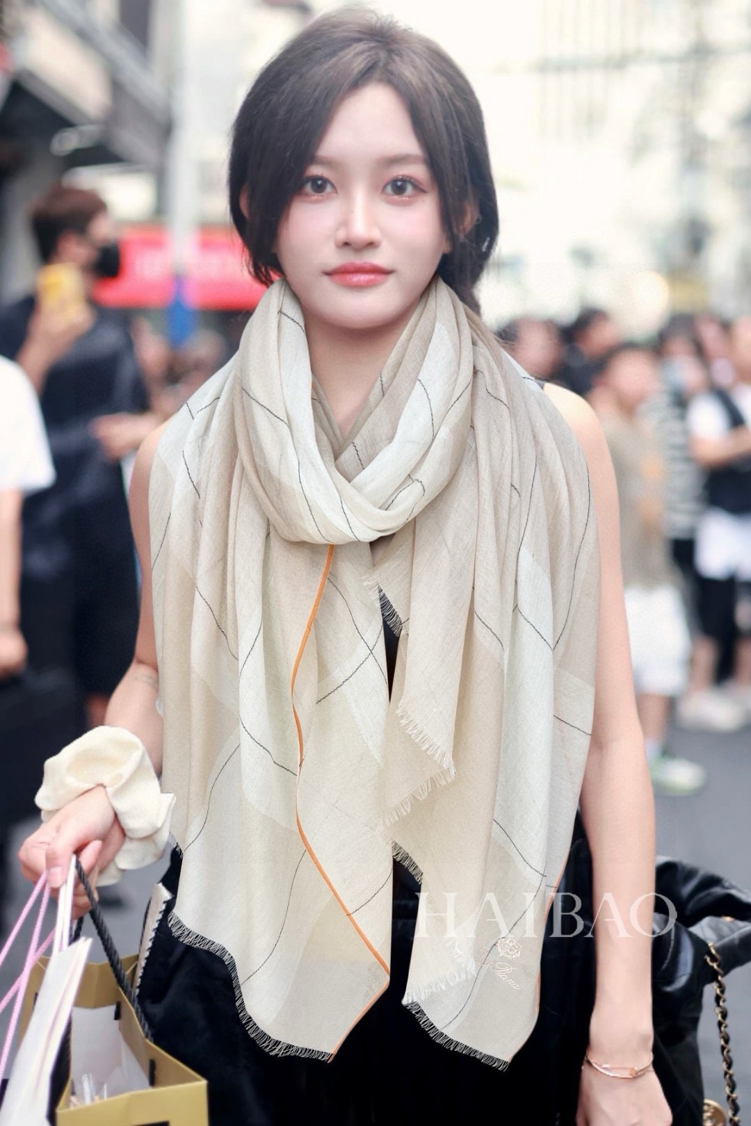 NO:187248,LP top original sheet [LP lightweight interlaced plaid long scarf] high-end products are presented with a heavy weight, unprecedented, pure cashmere plaid color scheme, the feel is so good that it is absolutely another slow-no hand-free. The craftsmanship uses imported 300 pure cashmere plaid prints that are very classy, ​​low-key and small luxury. Size 90*205cm Imported pure cashmere woven high-version scarf, high-version scarf, loro piana19860909LP极品原单【LP轻盈交错格纹长巾】高尖端产物重磅呈现 ,绝无仅有 史无前例 纯山羊绒 格纹配色 手感好到爆绝对又是一款手慢无 工艺上采用的是进口300支纯羊绒格纹印花非常显档次,低调中带着小奢华.尺寸90*205cm 进口纯羊绒织就高版本围巾,高版本围巾,loro piana,scarf