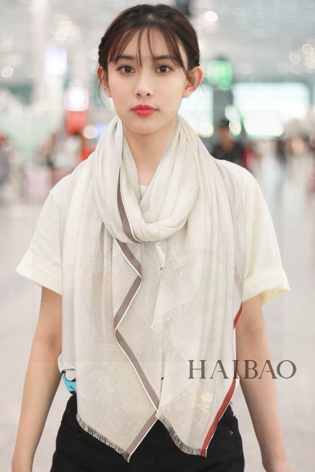 NO:187252,LP top original single [LP contrasting striped edge scarf] high-end products are presented with a heavy weight, unprecedented, pure cashmere, dark pattern jacquard, and it feels so good that it is definitely another slow-no hand-free. The craftsmanship uses imported 300 pure cashmere dark pattern plaids combined with colored edge embellishments, which is very classy, ​​low-key and small luxury. Size 90*205cm Imported pure cashmere woven high-version scarf, high-version scarf, loro piana19860909LP极品原单【LP撞色条边长巾】高尖端产物重磅呈现 ,绝无仅有 史无前例 纯山羊绒 暗纹提花 手感好到爆绝对又是一款手慢无 工艺上采用的是进口300支纯羊绒暗纹格子结合彩边点缀,非常显档次,低调中带着小奢华.尺寸90*205cm 进口纯羊绒织就高版本围巾,高版本围巾,loro piana,scarf