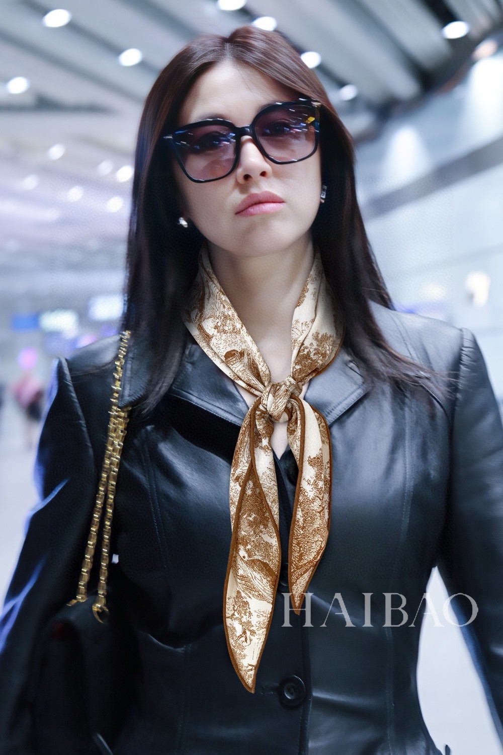 NO:187258,Shop the new D home [D Zoo cashmere diamond scarf]!  With exquisite handmade rolls!  Multifunctional accessories!  Bright colors, elegant and casual style, capture the inspiration of a moment and integrate it into the work, bringing the meaning of beauty to the extreme. Ingredients 30 silk 70 cotton wool, specifications 34*107~high-end scarf, high-end scarf, dior, real silk19860909上新D家【D动物园羊绒菱形巾】！配精致手工卷！多功能配饰！色彩明丽,格调高雅而随性,捕捉一瞬间的灵感融入作品之中,将美的含义发挥到极致.成份30真丝70棉羊毛,规格34*107～高版本围巾,高版本围巾,dior,real silk,scarf