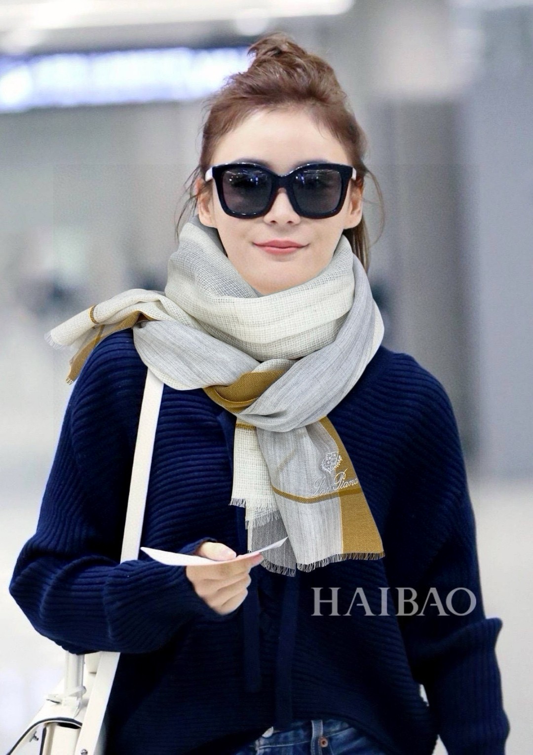 NO:187284,LP top original sheet [LP gold thread color-blocking light long scarf] high-end products are presented with a heavy weight, unprecedented, pure cashmere, dark pattern jacquard, and it feels so good that it is definitely another slow-no hand-free. The craftsmanship uses imported 300 pure cashmere dark pattern plaids combined with colored edge embellishments, which is very classy, ​​low-key and small luxury. Size 90*205cm Imported pure cashmere knitted high-version scarf, high-version scarf, loro piana19860909LP极品原单【LP金线拼色轻盈长巾】高尖端产物重磅呈现 ,绝无仅有 史无前例 纯山羊绒 暗纹提花 手感好到爆绝对又是一款手慢无 工艺上采用的是进口300支纯羊绒暗纹格子结合彩边点缀,非常显档次,低调中带着小奢华.尺寸90*205cm 进口纯羊绒织就高版本围巾,高版本围巾,loro piana,scarf