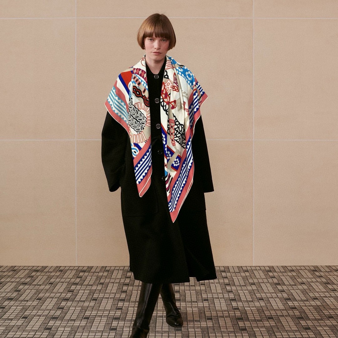 NO:187299,The new cashmere model is said to be good when you buy it. Recommend Hermes double-sided and same-color cashmere square scarf, [Stack Fantasy double-sided and same-color] Top craftsmanship and value Hermes counter hits three-dimensional presentation pattern patterns and patterns in real objects, which are very high grade, special craftsmanship and high-end research and development, and come out, and special cutting-edge technology processing is loved by Bai Fumei. Whether it is the quality, style, price, they scream, super high cost performance, absolutely worth buying. Size cm*cm, 70 cashmere silk high-version scarf, high-version scarf, hermes, real silk19860909羊绒新款买了都说好看推荐爱马仕双面同色羊绒方巾,【马镫幻想曲双面同色】顶级工艺超值爱马仕专柜爆款立体呈现图案纹路实物档次极高特殊工艺高端研发惊艳问世特殊尖端工艺处理受到白富美的喜欢 无论是品质 款式 价格都令大牌控的她们尖叫 超高性价比 绝对值得入手尺寸cm*cm,70羊绒真丝高版本围巾,高版本围巾,hermes,real silk,scarf