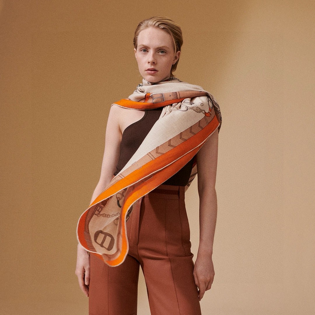 NO:187304,I bought the new cashmere model and it is said it is good to look. Recommend Hermes double-sided and same-color cashmere square scarf [Horse leaping double-sided and same-color]. Top craftsmanship and value. Hermes counter hits three-dimensional presentation patterns and patterns. The real grade is very high. Special craftsmanship is amazingly developed. Special cutting-edge technology is loved by Bai Fumei. Whether it is the quality, style, price, they scream. Super high-quality, cost-effective. It is definitely worth buying. Size cm*cm, 70 cashmere silk high-version scarf, high-version scarf, hermes, real silk19860909羊绒新款买了都说好看推荐爱马仕双面同色羊绒方巾【骏马跃动双面同色】,顶级工艺超值爱马仕专柜爆款立体呈现图案纹路实物档次极高特殊工艺高端研发惊艳问世特殊尖端工艺处理受到白富美的喜欢 无论是品质 款式 价格都令大牌控的她们尖叫 超高性价比 绝对值得入手尺寸cm*cm,70羊绒真丝高版本围巾,高版本围巾,hermes,real silk,scarf