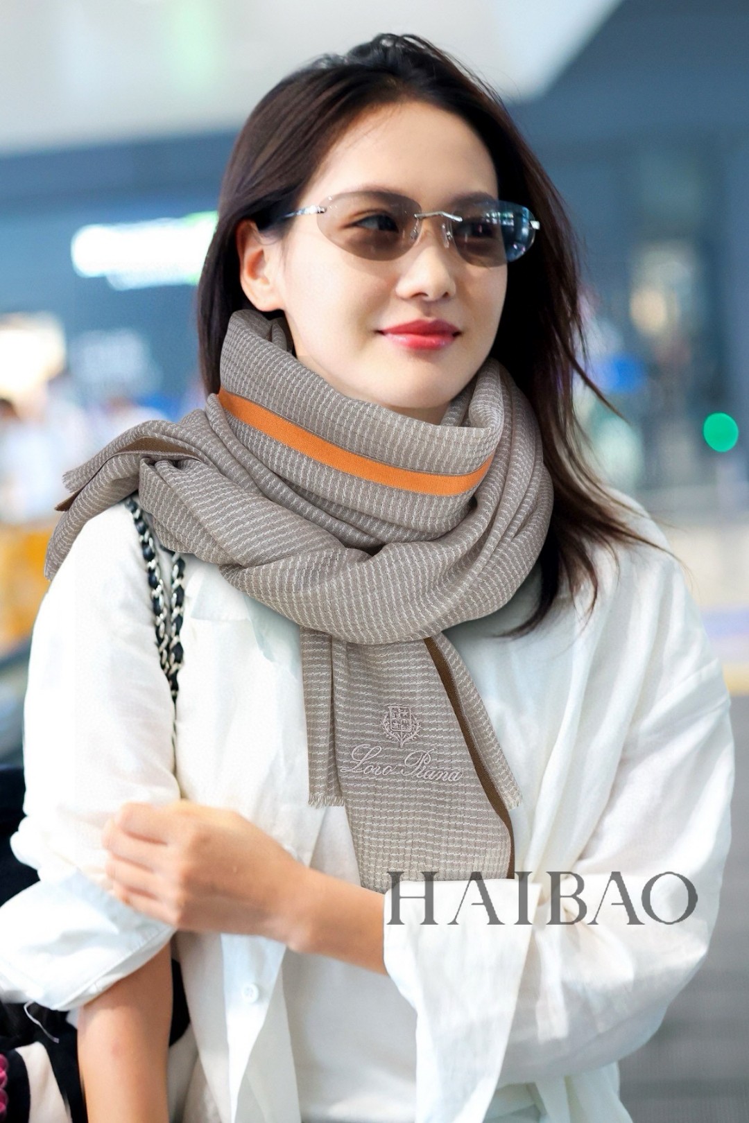 NO:187309,LP top original sheet [LP silver thread solid color strip-edged scarf] high-end products are presented with a heavyweight, unprecedented, pure cashmere, dark pattern plaid jacquard, which feels so good that it is definitely another slow-no hand-made. The craftsmanship uses 300 imported pure cashmere dark pattern plaids combined with colored edge embellishments, which is very classy, ​​low-key and small luxury. Size 90*205cm Imported pure cashmere knitted high-version scarf, high-version scarf, loro piana19860909LP极品原单【LP银线纯色条边长巾】高尖端产物重磅呈现 ,绝无仅有 史无前例 纯山羊绒 暗纹格子提花 手感好到爆绝对又是一款手慢无 工艺上采用的是进口300支纯羊绒暗纹格子结合彩边点缀,非常显档次,低调中带着小奢华.尺寸90*205cm 进口纯羊绒织就高版本围巾,高版本围巾,loro piana,scarf